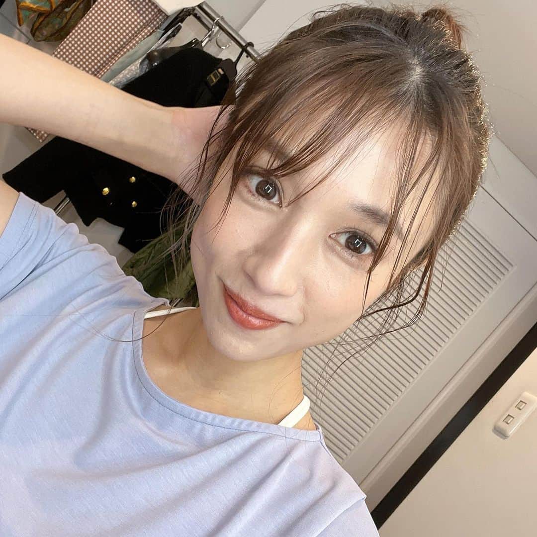 広瀬未花のインスタグラム：「今月号の @yogajournal_japan  みてね❤️  身体が硬い方でも、椅子で補強しながらできるyogaのポーズなどを沢山ご紹介してます🧘‍♀️  yogajournalさんに初めて出演させて頂いてから、早いもので約8年くらい経ってると思うと感慨深い。。 いつも笑顔が溢れる、ハッピーで素敵な現場です🧘‍♀️ ありがとうございます☺️  暖かくなってきたし、 初夏は外で沢山ヨガしたいなぁ〜♪  #yoga #yogajournal  #たまにはお団子ヘア」