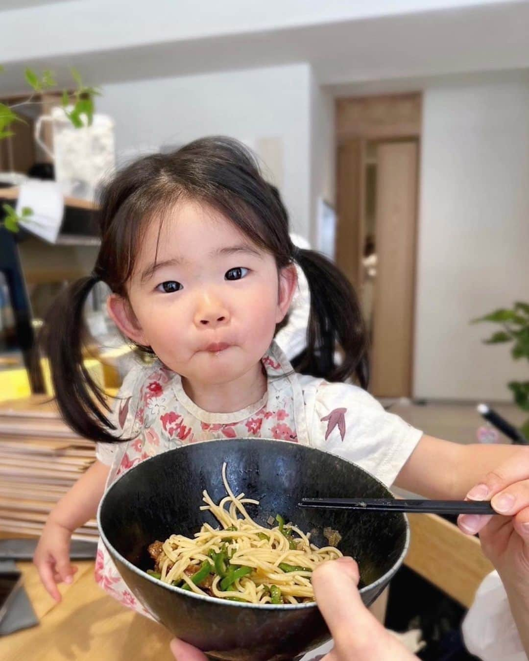 布川桃花さんのインスタグラム写真 - (布川桃花Instagram)「今日から 表参道にオープンのbe my flora kitchen❤️ @bemyflora_kitchen   "心と体をご機嫌にする こだわりのおうちごはん"をコンセプトに グルテン、白砂糖、香料、着色料、保存料、添加物の 6つのフリーのほかに、調味料や野菜、お肉などの 食材にもこだわったメニューが楽しめます✨  レセプションにお招きいただきランチへ。 グルテンフリーのbe my flora 三穀ラーメンセットを注文🍜  グルテンフリー麺は色々食べてきたけど その中でもとってもおいしかった🫶🏻  化学調味料を使っていないから 罪悪感なく最後の一滴まで飲めちゃう◎  娘はバナナミルクジュースのあと 定食についてきたオリジナルのトマトジュースと ケールジュースまでゴクゴク🥬 私のラーメンまで食べられて大満足だったよう😂  小さな子どもにも安心してあげられるやさしいごはん♡  発酵生姜焼きや有機和風麻婆豆腐など ほっこりするような定食も美味しそうだったな💕  カフェにもぴったりなお店で おすすめはチョコレートテリーヌとチーズケーキ！ どちらもグルテンフリーで満足感もあるデザートです🤤  美味しくて身体にやさしいごはんとスイーツが 食べられるので、ぜひぜひ行ってみてください🌈  私もまた絶対行く〜❣️  🗣️be my flora kitchen 東京都渋谷区神宮前3-1-14 AK神宮前1F  #bemyflorakitchen #ビーマイキッチン #momoka_beauty #momoka_gourmet」4月12日 16時06分 - momoka_fukawa