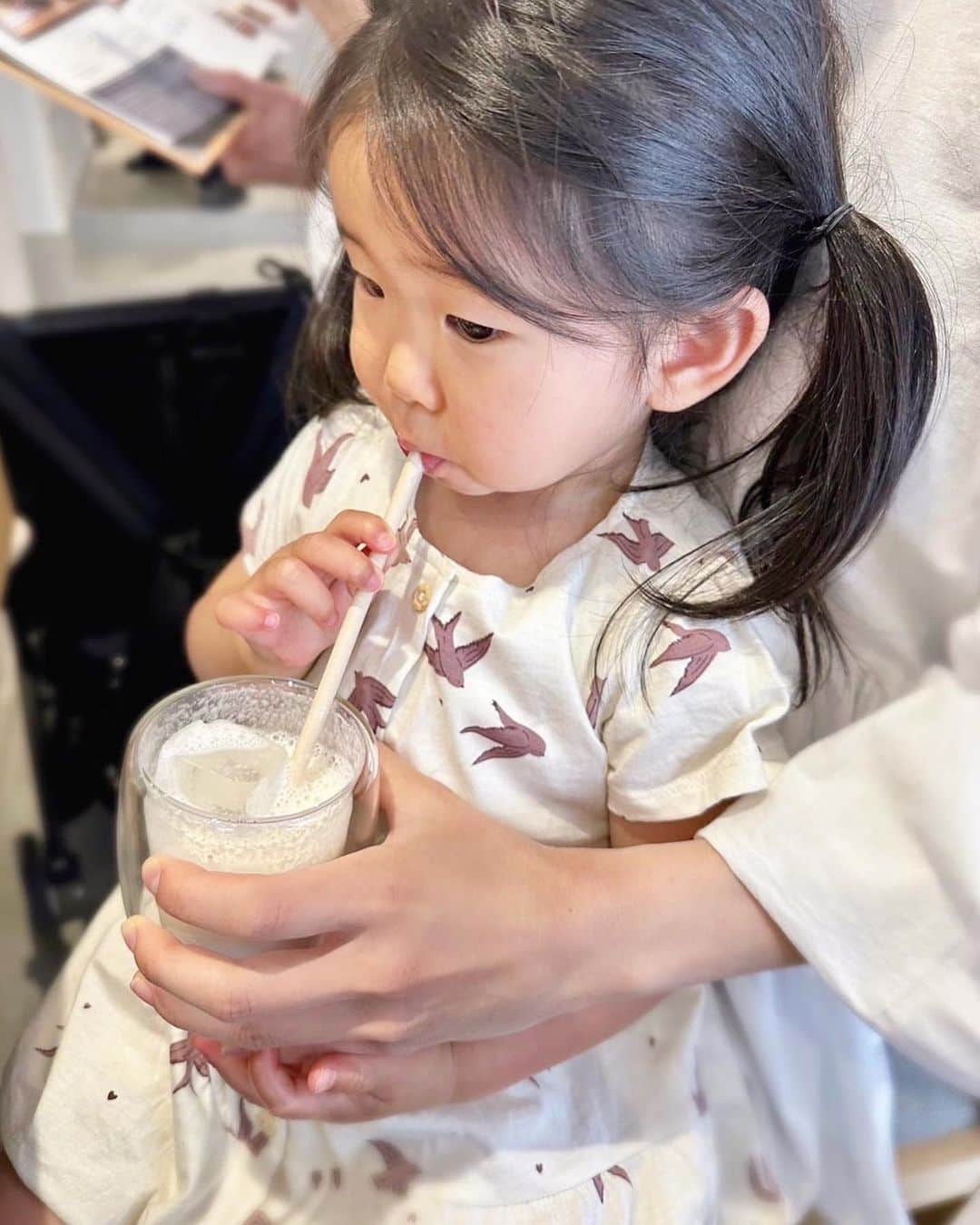 布川桃花さんのインスタグラム写真 - (布川桃花Instagram)「今日から 表参道にオープンのbe my flora kitchen❤️ @bemyflora_kitchen   "心と体をご機嫌にする こだわりのおうちごはん"をコンセプトに グルテン、白砂糖、香料、着色料、保存料、添加物の 6つのフリーのほかに、調味料や野菜、お肉などの 食材にもこだわったメニューが楽しめます✨  レセプションにお招きいただきランチへ。 グルテンフリーのbe my flora 三穀ラーメンセットを注文🍜  グルテンフリー麺は色々食べてきたけど その中でもとってもおいしかった🫶🏻  化学調味料を使っていないから 罪悪感なく最後の一滴まで飲めちゃう◎  娘はバナナミルクジュースのあと 定食についてきたオリジナルのトマトジュースと ケールジュースまでゴクゴク🥬 私のラーメンまで食べられて大満足だったよう😂  小さな子どもにも安心してあげられるやさしいごはん♡  発酵生姜焼きや有機和風麻婆豆腐など ほっこりするような定食も美味しそうだったな💕  カフェにもぴったりなお店で おすすめはチョコレートテリーヌとチーズケーキ！ どちらもグルテンフリーで満足感もあるデザートです🤤  美味しくて身体にやさしいごはんとスイーツが 食べられるので、ぜひぜひ行ってみてください🌈  私もまた絶対行く〜❣️  🗣️be my flora kitchen 東京都渋谷区神宮前3-1-14 AK神宮前1F  #bemyflorakitchen #ビーマイキッチン #momoka_beauty #momoka_gourmet」4月12日 16時06分 - momoka_fukawa