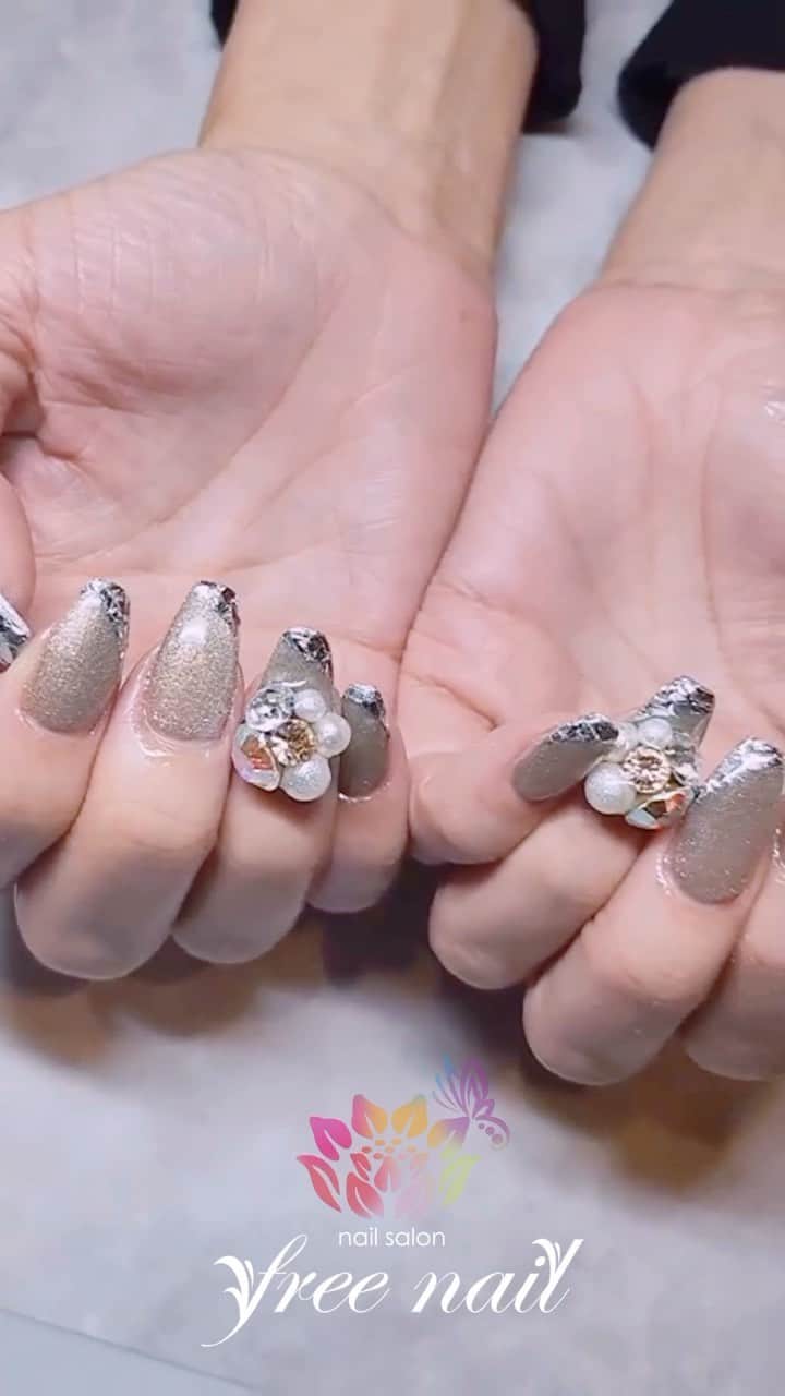 free nail フリーネイルのインスタグラム：「. お客様ネイル💅🏻🪷 . マグネット×ガラスフレンチ🪐 . 大人のおしゃれネイル🥺💎 . ご来店ありがとうございました🙇🏻‍♀️🙇🏻‍♀️🙇🏻‍♀️💗 . #ネイルアート #ジェルネイル #ネイルサロン #大阪ネイルサロン #ネイルデザイン #ネイルチェンジ #マグネットネイル #スターギャラクシー #ガラスフレンチ #ビジューネイル #ベージュネイル #キラキラネイル #デザインネイル #トレンドネイル #おしゃれネイル #大人ネイル #春ネイル #springnails #nailsart #nailsdid #美甲 #日式美甲 #日式美甲胶 #日本美甲师 #日本美甲老师 #美甲上课 #日本胶 #フリーネイル #freenail」