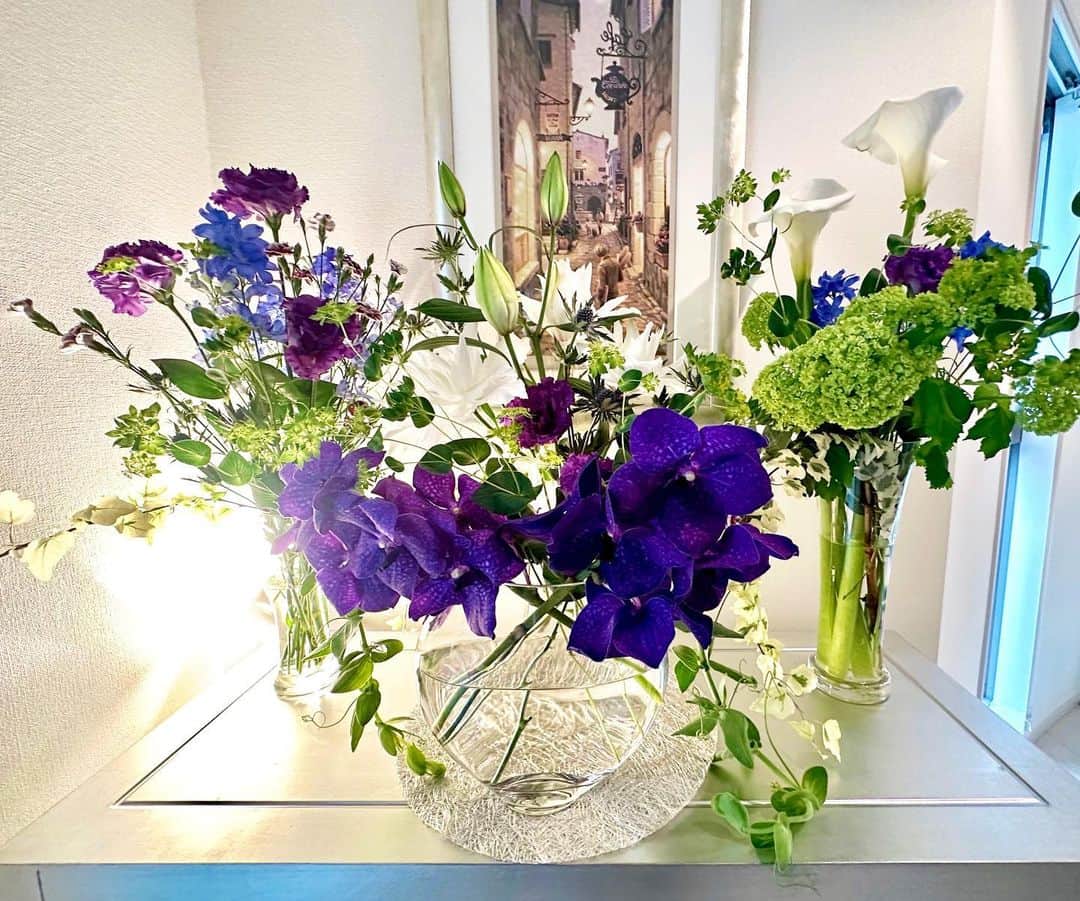高橋幸のインスタグラム：「弟から両親へお花のプレゼント🌿 使う花瓶やライティングまで考えて、お花屋さんと一緒にいけてくれました！ お姉ちゃん感激です🥹笑  #フラワーギフト #flowerarrangement」