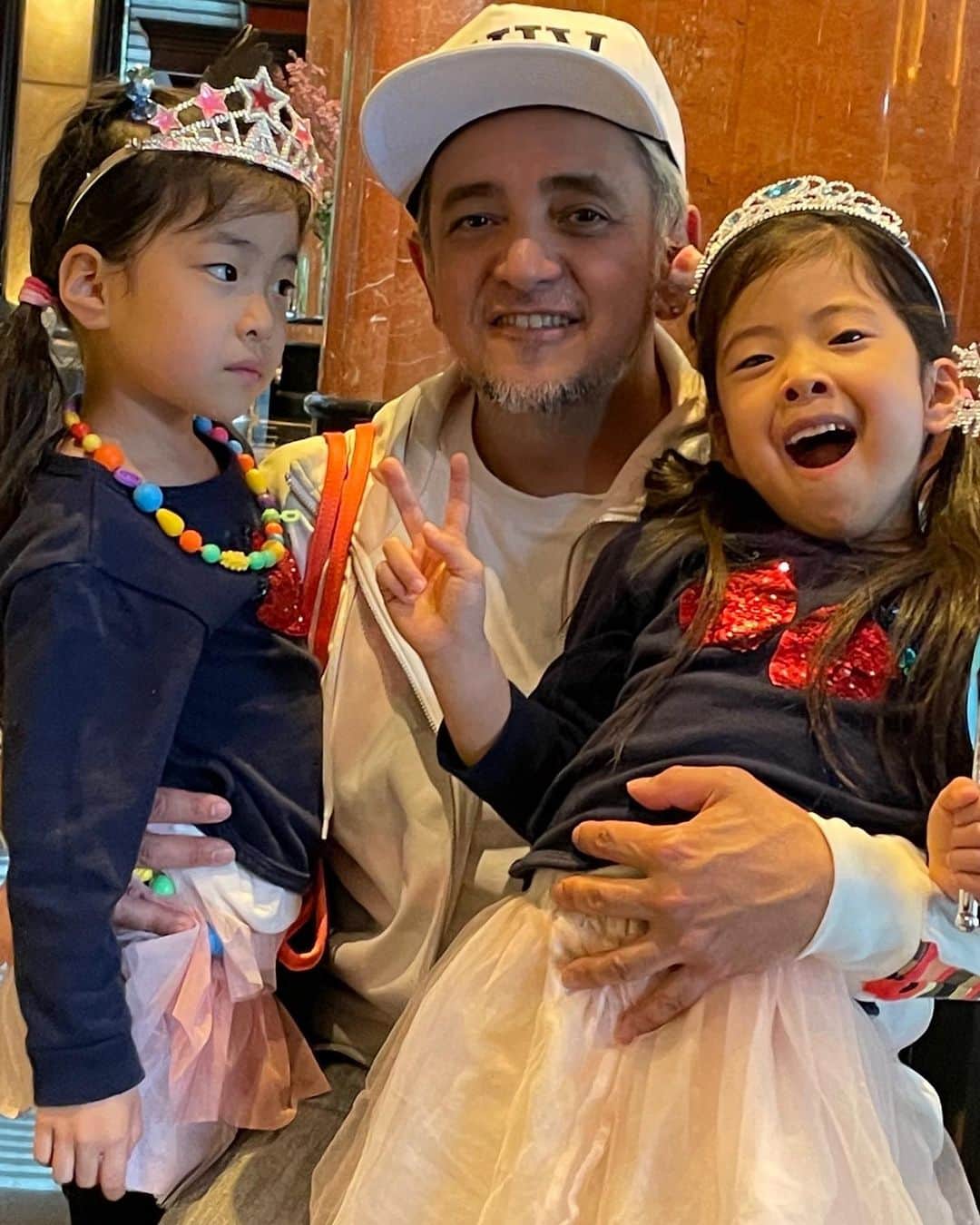 DJ TAROさんのインスタグラム写真 - (DJ TAROInstagram)「前回双子姉が胃腸炎で行けなかったので恵比寿のウェスティンにあるザ・テラスのイチゴ🍓デザートビュッフェに連れて行きました。イチゴのシャツを着て終始ご満悦👧🍓👧 良かった1た🥹❗️🥹ね。 #双子のパパ」4月12日 16時17分 - djtaro