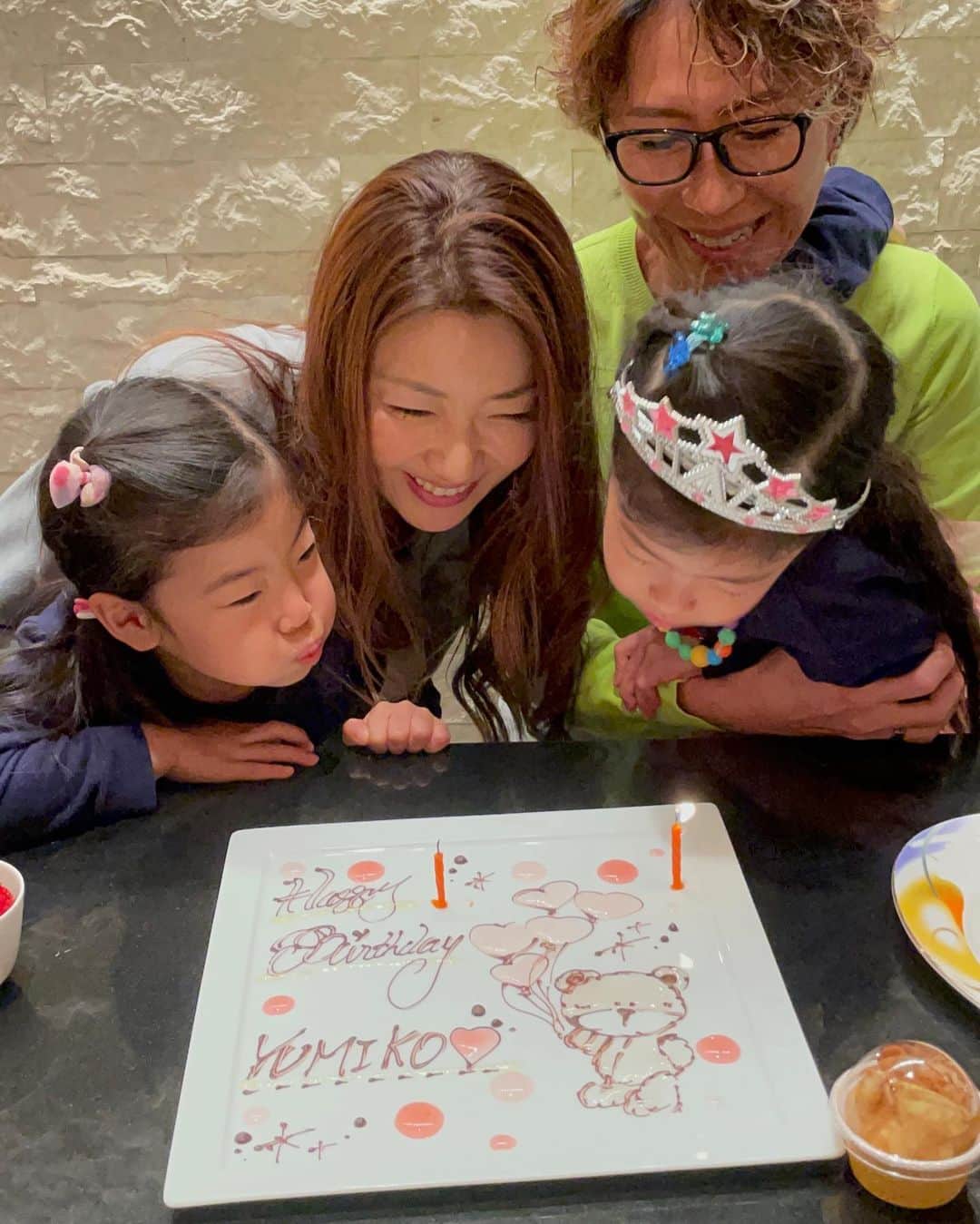 DJ TAROさんのインスタグラム写真 - (DJ TAROInstagram)「前回双子姉が胃腸炎で行けなかったので恵比寿のウェスティンにあるザ・テラスのイチゴ🍓デザートビュッフェに連れて行きました。イチゴのシャツを着て終始ご満悦👧🍓👧 良かった1た🥹❗️🥹ね。 #双子のパパ」4月12日 16時17分 - djtaro