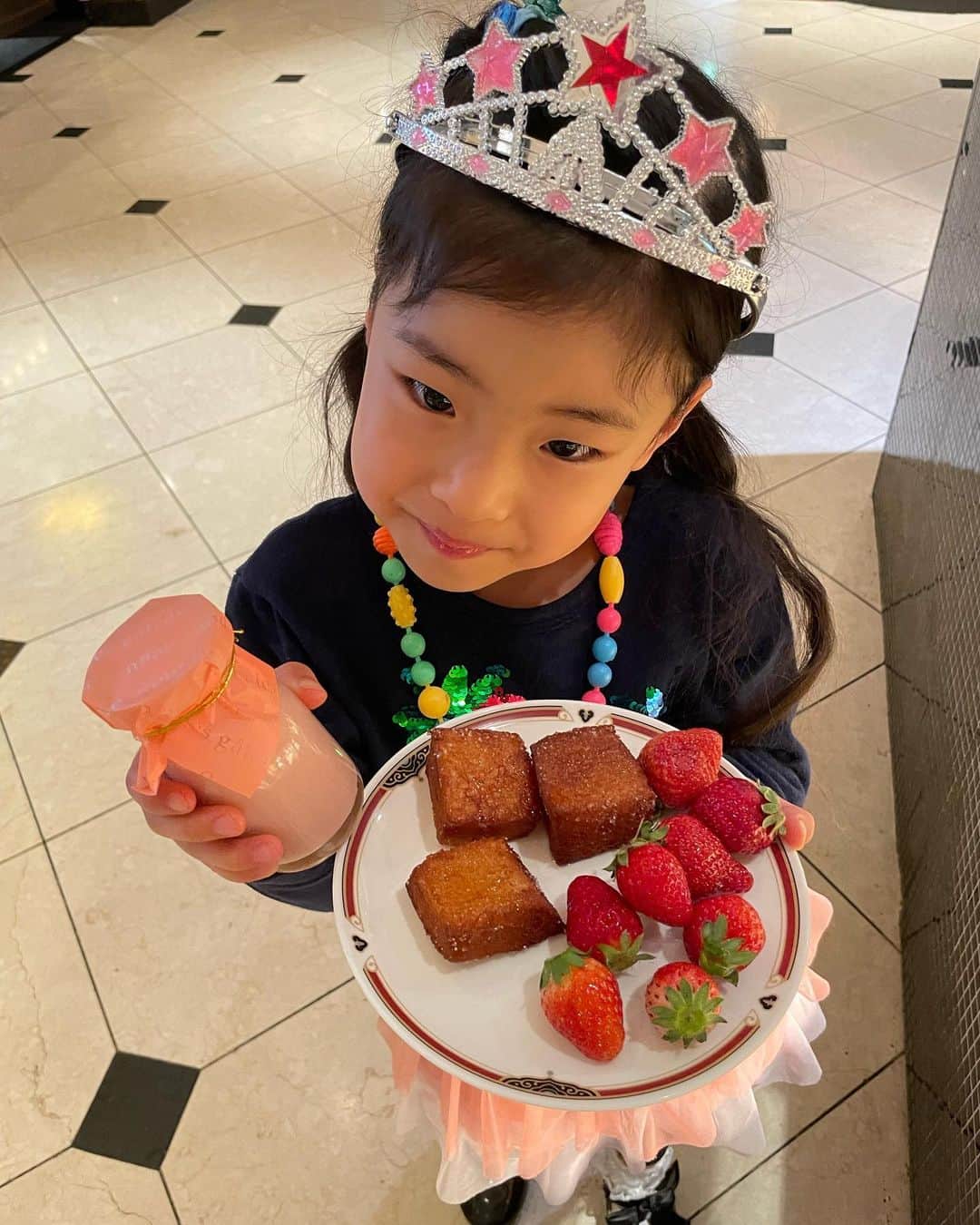 DJ TAROさんのインスタグラム写真 - (DJ TAROInstagram)「前回双子姉が胃腸炎で行けなかったので恵比寿のウェスティンにあるザ・テラスのイチゴ🍓デザートビュッフェに連れて行きました。イチゴのシャツを着て終始ご満悦👧🍓👧 良かった1た🥹❗️🥹ね。 #双子のパパ」4月12日 16時17分 - djtaro