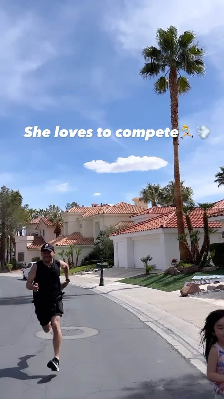 SONNYのインスタグラム：「何かと競争したがる👊🏼 “On your marks, get set, go!” の発音完璧👏  #lasvegas #summerlin #ラスベガス生活」