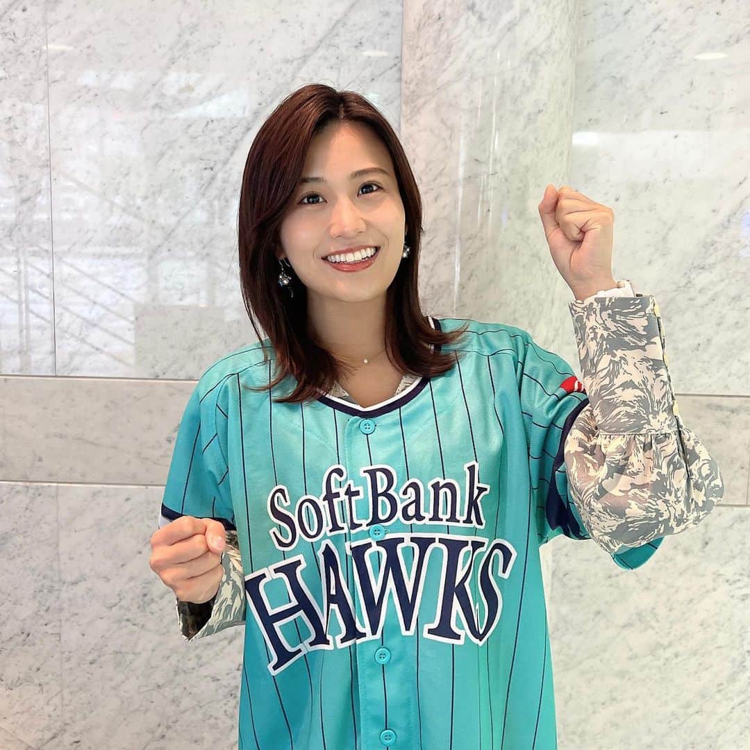松下由依さんのインスタグラム写真 - (松下由依Instagram)「⚾️  今年の鷹の祭典ユニフォームが発表されました！！！🦅  テーマは『勝つぞー！エメラルド』  色鮮やかなエメラルド色からパワーがみなぎります🧚🏻🧚🏻  みんなでpaypayドームをエメラルドカラーに染めちゃいましょう！！  去年の鷹の祭典の雪辱を果たしましょう🔥  #sbhawks」4月12日 16時32分 - matsushita_yui_kbc