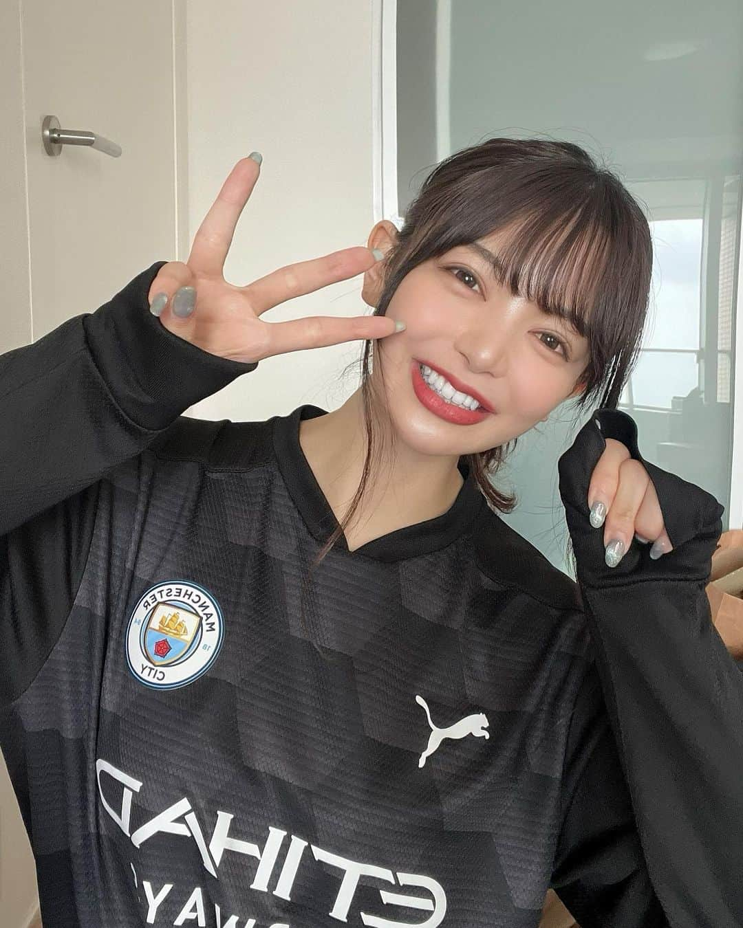 あやてん（島田彩加）のインスタグラム：「🩵 Man City 3-0 Bayern  27'⚽️ロドリ 👟ベルナルド 70'⚽️ベルナルド 👟ハーランド 76'⚽️ハーランド 👟ストーンズ  CLラウンド8バイエルン戦1stレグ  この試合は現地観戦に行く予定で、チケットも取ってたんだけど仕事の都合で行けなかったの😭  シティvsバイエルンはずっと観たかったカード！！！だったのだけど、まさかラウンド8で当たってしまうとは、、  今日は試合始まる直前までずっと緊張してました　  そして試合がねーいやーもーーーーーやばかった  やばかったよね😭😭シティズンからやばすぎて泣きそうだったみたいなDMいっぱいきたもん  いやマンチェスターシティが強すぎでした  1stレグは3-0で勝利😭👏👏  まだアウェイの2ndレグ残ってるの分かってるし、もちろん何があるか分からんけど一旦！！！！！！！  一旦1stレグの結果を喜ばせてくれ！！！！！！！  全員全員全員全員まじ最高最高最高最高だった、大好きが止まらんかった  ディフェンスのみなさんのあの安心感なに？心強すぎたよ本当にかっこよかった  ストーンズのMOMの写真おばかわいくて好き🫰おめでとうらぶ  とりあえず全員すきです  デブライネがちょっとしんぱいだけど  2ndレグも頼むぜ！！！！！！！アウェイだしぜったい気を緩めないぞ！！！！勝ちきってくれ！！！！  でもアリアンツアレーナかなり好きなので2ndレグも行きたかったなあ  ホーム側の点が入った時の天国と地獄また聴きたい、でもシティ戦ではもちろん絶対に絶対に聴きたくない、、、  サネちゃんのシュートこわかったよ カンセロくん気まずかったね  てかシティのAll or Nothingはもちろんだけど、バイエルンのアマプラのドキュメンタリーもかなり良いよね  今日はエデルソンのユニフォームを着たよ いまは2時間睡眠でしごとしているよ  これからお洋服と旅の投稿にシティの投稿も混ぜていこっと  てかネイル伸びすぎてきもいから早く行かなきゃ  今日めっちゃ長くなったまじで日記じゃん ここまで読んでくれた方いたらありがとう🫰笑  #mancity  #mcfc  #manchestercityfc  #cityzen  #ucl  #championsleague  #footballfans  #チャンピオンズリーグ  #マンチェスターシティ  #サッカー女子」