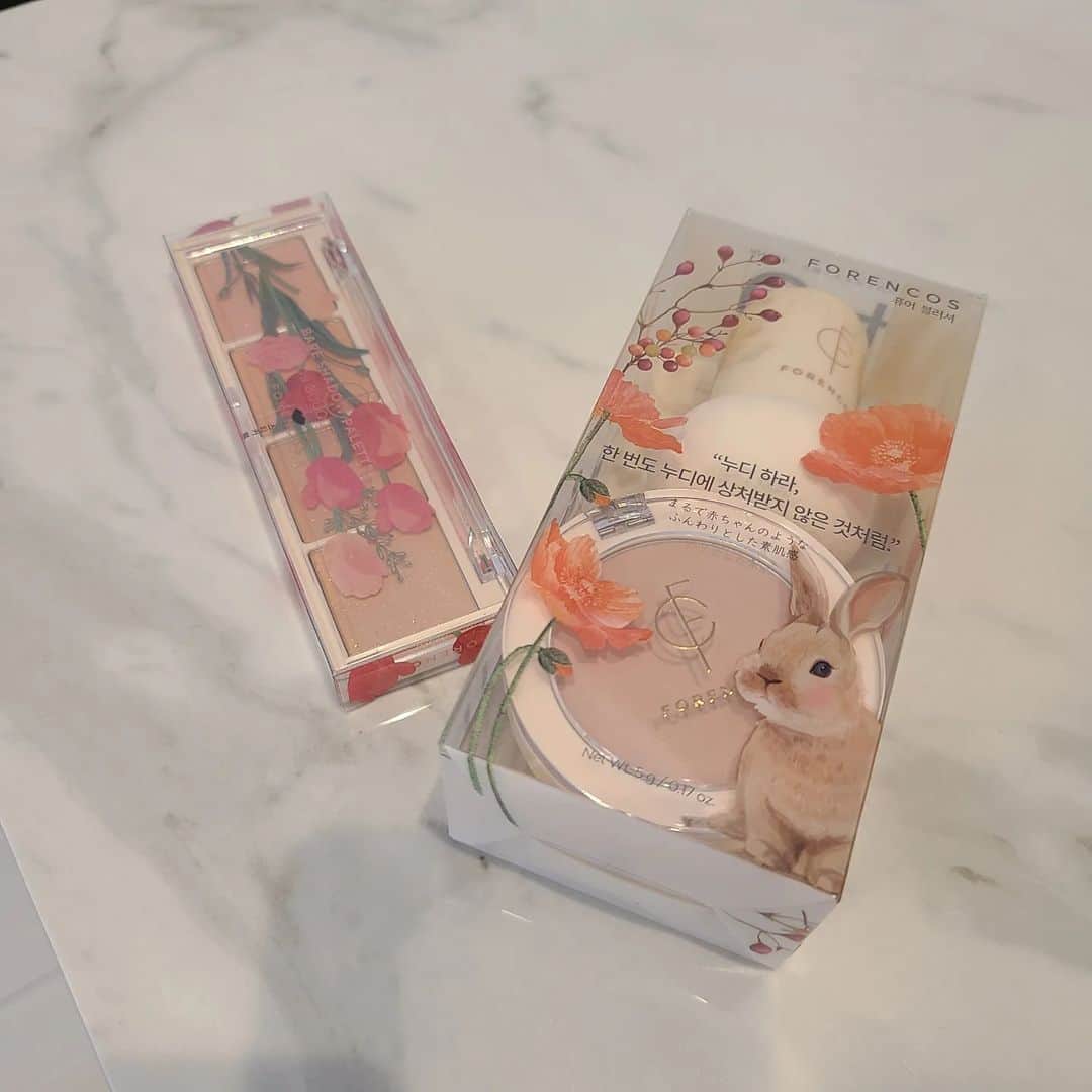 初美メアリのインスタグラム：「最近ほんっとにコスメとスキンケア熱がやばい。まいまい(@manmaru_maimai )から借りてすぐ買ったこのフォレンコスの２つかわいすぎた🤦‍♀️ チークは白混ざってるから肌に溶け込んでマシュマロ赤ちゃん肌になって赤ら顔の色むら隠せるし  アイシャドウは唯一無二のラメ感やばすぎた！発色も最強。 赤ちゃんフェイスつくりたい人にまじでおすすめ！」