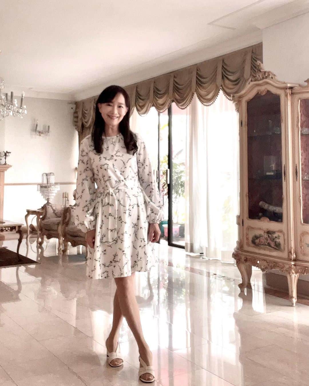 アグネス・チャンのインスタグラム：「Went to a working lunch. Warm and cozy today, wore my spring sandals and dress.」