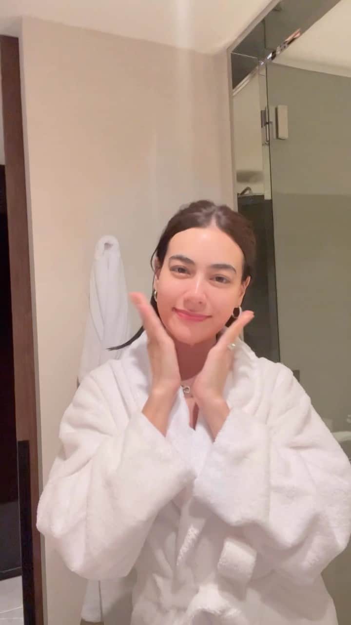 キンバリー・アン・ウォーテマス・ティアムシリのインスタグラム：「มาเที่ยวญี่ปุ่น🇯🇵 คิมก็พกเวชสำอางสมูทอี 2ไอเทมนี้มาด้วยค่ะ 🥰เพราะคิมผิวแพ้ง่ายมากไม่กล้าใช้อย่างอื่น ต้องDouble Cleanse ผิวทุกวันให้สะอาดหมดจด ที่ผิวเนียนนุ่มชุ่มชื้น ดูBaby Faceแบบนี้เพราะใช้สมูทอีมาเกิน10ปีแล้วค่ะ ใครผิวแพ้ง่ายเหมือนคิม แนะนำมากๆเลยค่ะ 💙Smooth E Extra Sensitive Makeup Cleansing Water ไมเซล่าคลีนซิ่งเช็ดเมคอัพและสิ่งสกปรกหมดจดพร้อมบำรุงกระจ่างใสชุ่มชื้นในขั้นตอนเดียว  💚Smooth E Babyface Gel เจลไม่มีฟอง สารสกัดธรรมชาติ100% อ่อนโยนไม่ทิ้งสารตกค้าง ผิวเนียนใสนุ่มชุ่มชื้น ลดการเกิดสิวและริ้วรอย #SmoothE #Sensitiveskin #สมูทอี #ผิวแพ้ง่าย @smooth.e.life」