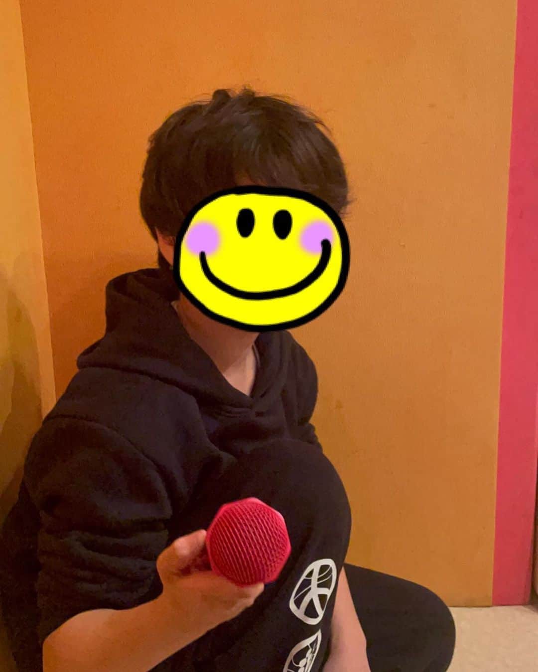 ギャル曽根のインスタグラム：「息子がこの春5年生、娘が2年生になりました🫶🏻✨ は、は、早すぎない？ もう後2年で中学生😭❗️ 靴ももう23センチで背もぐんぐん伸びてきて🥹❗️❗️ いつまでも赤ちゃんのような気でいたら全然🥲 もう産まれてきてくれて10年過ぎたのか。。早すぎるなぁ。 最近はクラブ活動の話で何をするか盛り上がってます🏀🏸⚽️ 母は寂しいよ。 嬉しいけど寂しい。 複雑な気持ち。 でも、、、もちろん進級はおめでとう。㊗️ 5年生、2年生頑張って✨ #毎日楽しい学校生活が送れますように。」
