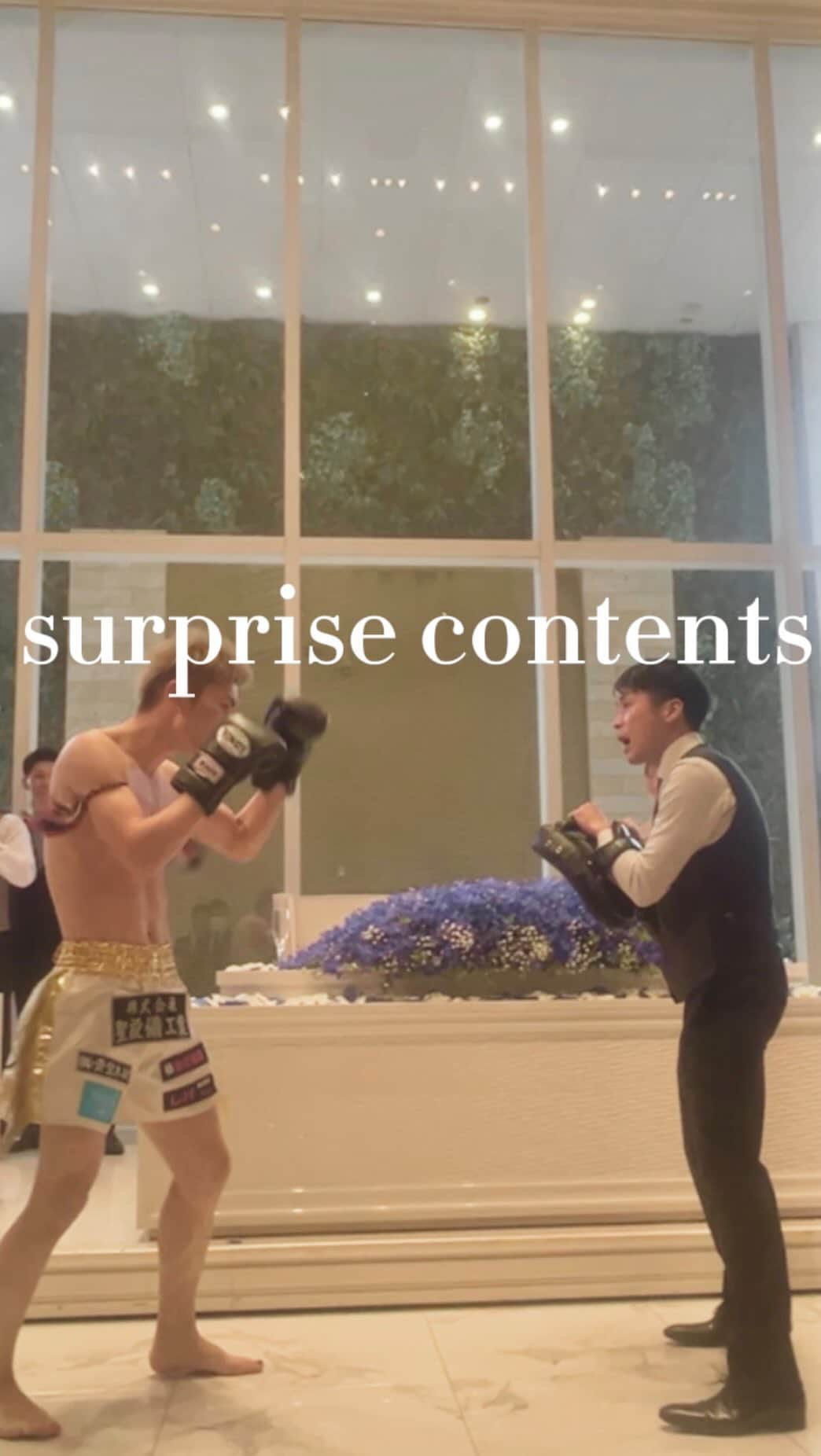 のインスタグラム：「キックボクシング選手！？🥊 新郎新婦が考えたサプライズいっぱいの披露宴進行！  @cocon.by.chloriscinq  @fiorebianca_wedding  ............................................................. 【2022年口コミ7年連続受賞】  \ゲスト満足度❤︎鹿児島県No.1/  ▪︎天空からまばゆい光が降り注ぐ 純白のチャペル ▪︎鹿児島中央駅・天文館から近い 鹿児島唯一の好立地 ▪︎完全貸切の空間で 特別感に包まれた心地よい1日を .......................................................... スタッフブログや 卒花レポート 会場見学 こちらからご覧いただけます♩  ▶︎ @thepeak_wedding トップページURLの 公式HPより、、、❤︎ #キックボクシング #キックボクシングジム  #鹿児島#鹿児島花嫁 #ザピークプレミアムテラス #2023春婚 #2023夏婚 #2023冬婚 #wedding#ウェディング#家族婚ウェディング #親族婚 #親族結婚式 #少人数婚 #ウエディングブーケ #ナチュラルウエディング #大人ウエディング #花嫁さんの力になりたい #ウエディングフォト #おしゃれウエディング #カメラ #天文館 #コロナ対策 #ドレス迷子 #ブライダルヘア #結婚式アイディア #鹿児島結婚式#鹿児島結婚式場」