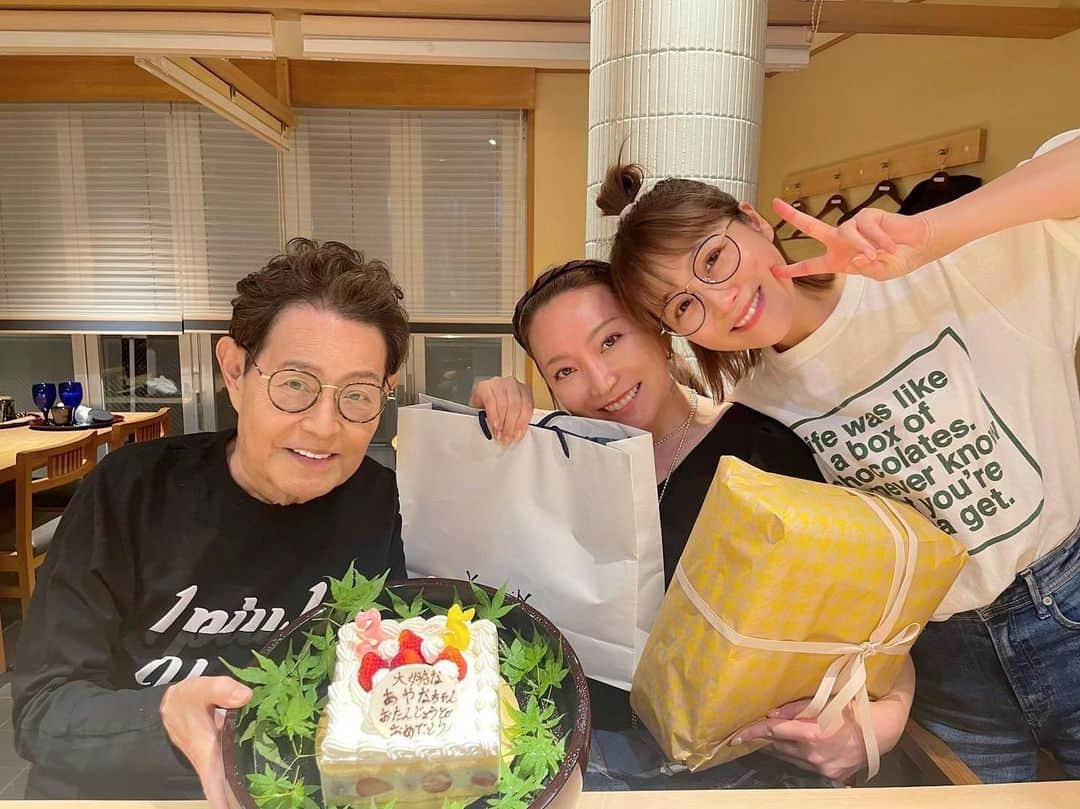 鈴木奈々さんのインスタグラム写真 - (鈴木奈々Instagram)「今日はあやなちゃんの誕生日で、 あやなちゃんとカトちゃんと私となぜか私の父も一緒に４人で食事に行きましたー😊🎂 あやなちゃんの大好きなお寿司を食べに行きました🍣✨ 私の父もあやなちゃんとカトちゃんと食事が出来て嬉しそうで私も嬉しかったです🌸🌸🌸 あやなちゃん改めて、 誕生日おめでとう😊🎂🎉🎉🎉 あやなちゃんにとって素敵な歳になりますよーに🙏✨✨✨ #あやなちゃんの誕生日会 #お寿司屋さん #美味しかったぁ  #楽しかった❤️ #生まれて来てくれてありがとう」4月12日 22時17分 - nana_suzuki79