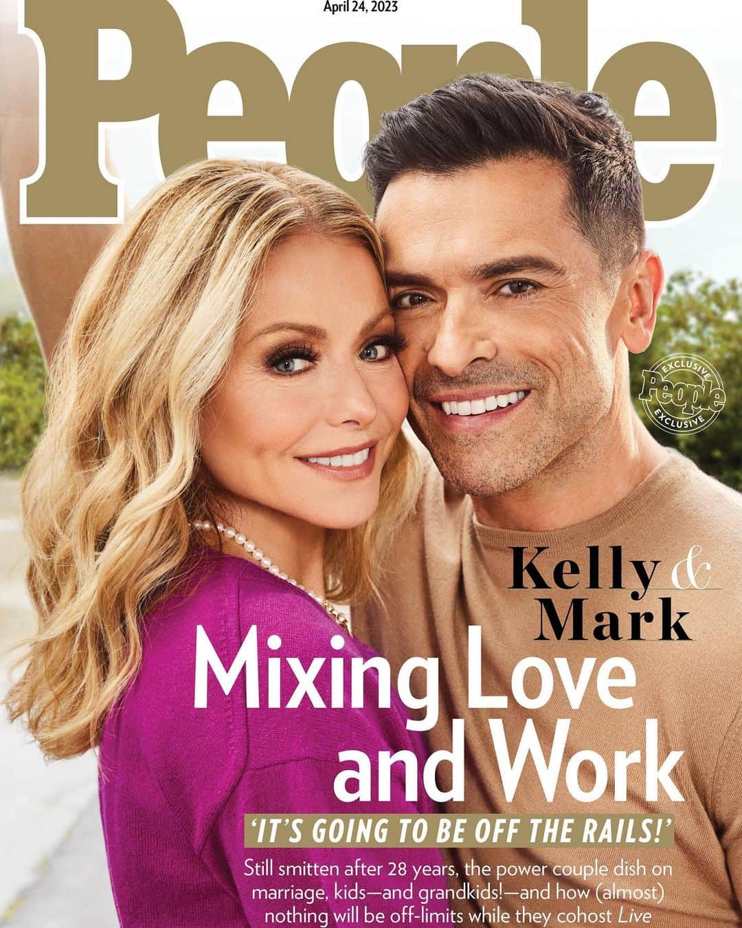 ケリー・リッパのインスタグラム：「Sharing the cover (with my lover) 😉 HR is going to love this!!! @People Magazine on newsstands Friday. 💕 @instasuelos #linkinstories」
