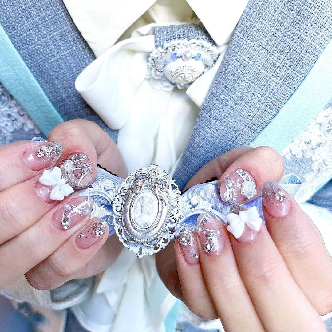 鈴木瞳美のインスタグラム：「❤︎  衣装に合わせてネイルしたんだよ〜  今までの中で一番キラキラ！໒꒱·ﾟ」