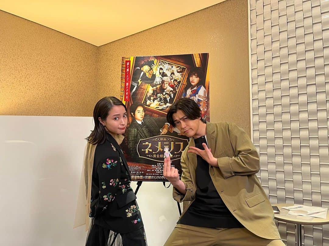 勝地涼のインスタグラム：「映画ネメシス舞台挨拶と インスタライブありがとうございました😎 僕は公開されてから初めてみなさんの前で舞台挨拶できたので嬉しかったです‼️ 安村さんとも 櫻井様愛対決楽しかったです、笑 インスタライブもめちゃくちゃ楽しかったです❤️ ご本人にも「櫻本潤」事件についてお話できたし❤️🕺 これでみんなで集まるのが最後なんてさびしいです。。 みなさんでネメシスを盛り上げて頂いて、いつかまたどんな形でもこのメンバーで集まれたら幸せだな🥹 そしてすずよ。 マネージャーからOK写真もらってあげるけど 色んな表情あるが OKするすずも 我らが事務所フォスターも とりあえず最高だな、笑  最後に記念に櫻井さんと 2ショット撮りたいな、、、 って思ってたらすずが言ってくれて、、、 櫻井さんが撮ってくれました😳❤️ そしてなぜだかカメラマンは すず、笑 ナイスだすず‼️ この先、一生、 何でも買ってあげる🤝 せっかくなんで 僕の自家製櫻井さんアクスタを一緒に持って撮りました。 これで櫻井さんが宿りました、笑  いつも変なテンションの勝地をあたたかく見守ってくれる 櫻井さんのファンの皆様 ありがとうございます。  感謝カンゲキ雨嵐  まだまだ公開は続きます。 これから観られる方も 追いネメシスされる方も 映画ネメシスを よろしくお願いします。  @nemesis_ntv_  @suzu.hirose.official」