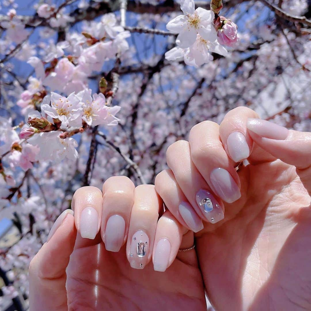 相楽優佳のインスタグラム：「早めの梅雨nail🌧 ⁡ 完全おまかせで肌の色に合わせた色味で 指に透明感が出るデザインにしてもらったよ☺︎  いつも真似しました~っていうdmが 嬉しすぎて沢山ネイル投稿しちゃう🙄🤍  担当 @okina_nail  _____ #透明感ネイル #スクエアネイル #オーロラネイル #お花見ネイル #ブルベネイル #春ネイル #夏ネイル #ネイルデザイン #ワンカラーネイル #オフィスネイル #ナチュラルネイル #梅雨ネイル」