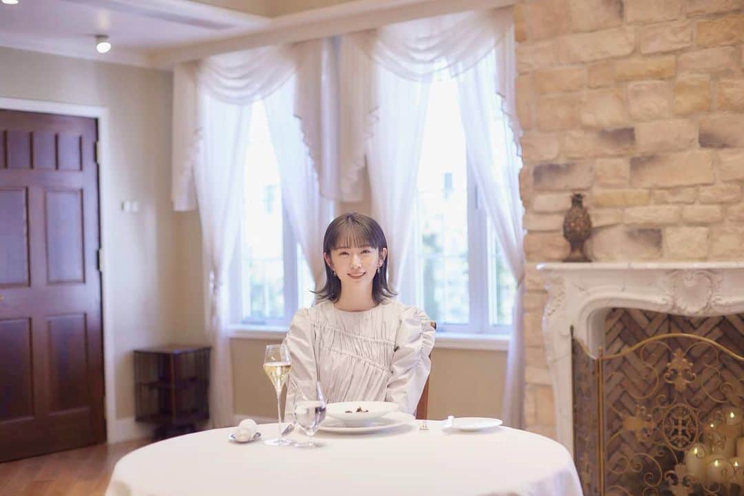 樋口柚子のインスタグラム：「🇫🇷🍴 WEBメディアBIJIN＋の美食レポにて SOMBREUILさんのフレンチをいただきました🍴 見た目は美しく、味ももちろん美味しくて また行きたい素敵なレストランでした✨  ぜひご覧ください☺️ https://bijin.plus/archives/7796  衣装:MECRE」