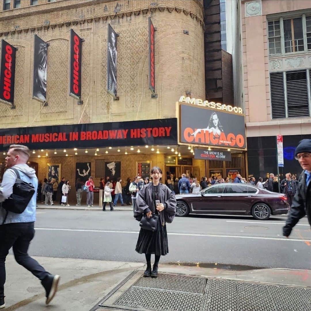 のインスタグラム：「🇺🇸  We watched CHICAGO! and tried the subway for the first time😂  My friend is a good photographer, isn't she😳?」