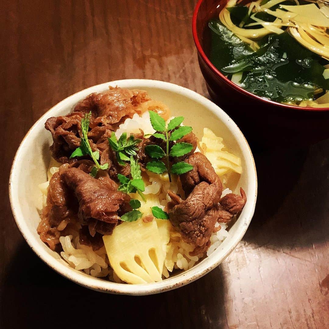 志摩有子さんのインスタグラム写真 - (志摩有子Instagram)「立派な朝採りたけのこを入手したので、水煮にしてから炊き込みごはんに。しぐれ煮をのせればおかず要らず。サクサク甘みのあるたけのこが最高。姫皮とわかめの若竹汁を添えて。丸ごと水煮にしないと食べられない贅沢。  #たけのこご飯  #arikoのごはん #姫皮のお吸い物  #若竹汁」4月12日 22時15分 - ariko418