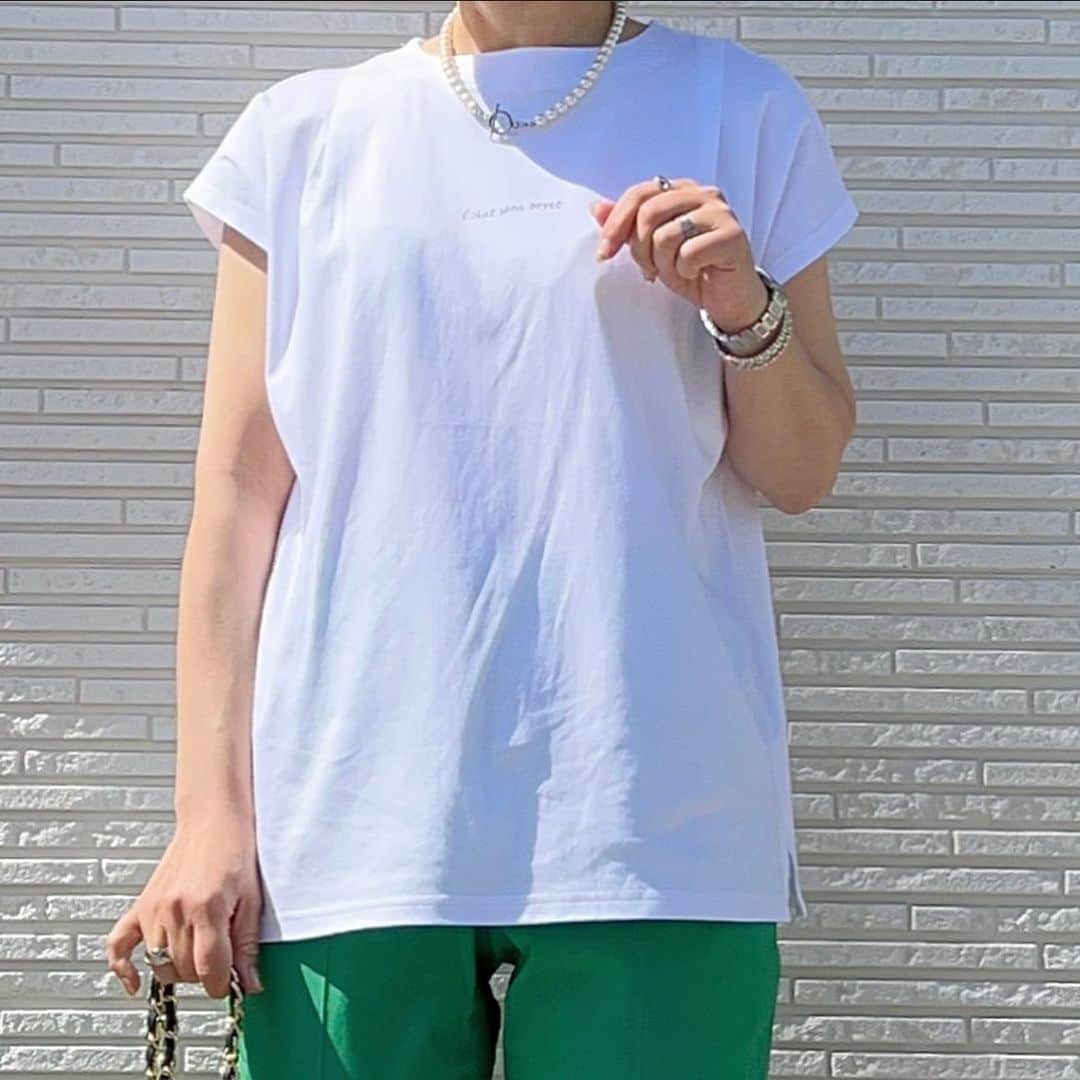 keicoさんのインスタグラム写真 - (keicoInstagram)「⭐︎⭐︎⭐︎ @grshimamura  ブランド【CLOSSHI 】 ONでも！OFFでも！きれい見えプルオーバー♡  white & blackで６コーデしてみたよ♻️  シンプルだから綺麗めにもカジュアルにも使えるのが嬉しいTシャツ♡  お袖も女性らしいさをのこして 二の腕カバーデザイン💞  素材が柔らかくて好きな生地🫶🏼 これはお値段以上👏😊  【CLOSSHI】 ONOFF シリーズ   商品番号  中白　Mサイズ【502-2374】 中黒　Mサイズ【502-2490】  しまむらのお洋服以外は私物👗 . . . . . #しまむら #しまむらコーデ  #しまパト  #しまむら購入品 #しまむらコーデ  #しまらー #Tシャツコーデ  #着回しコーデ #オンオフでも」4月12日 16時46分 - loverara.loverara