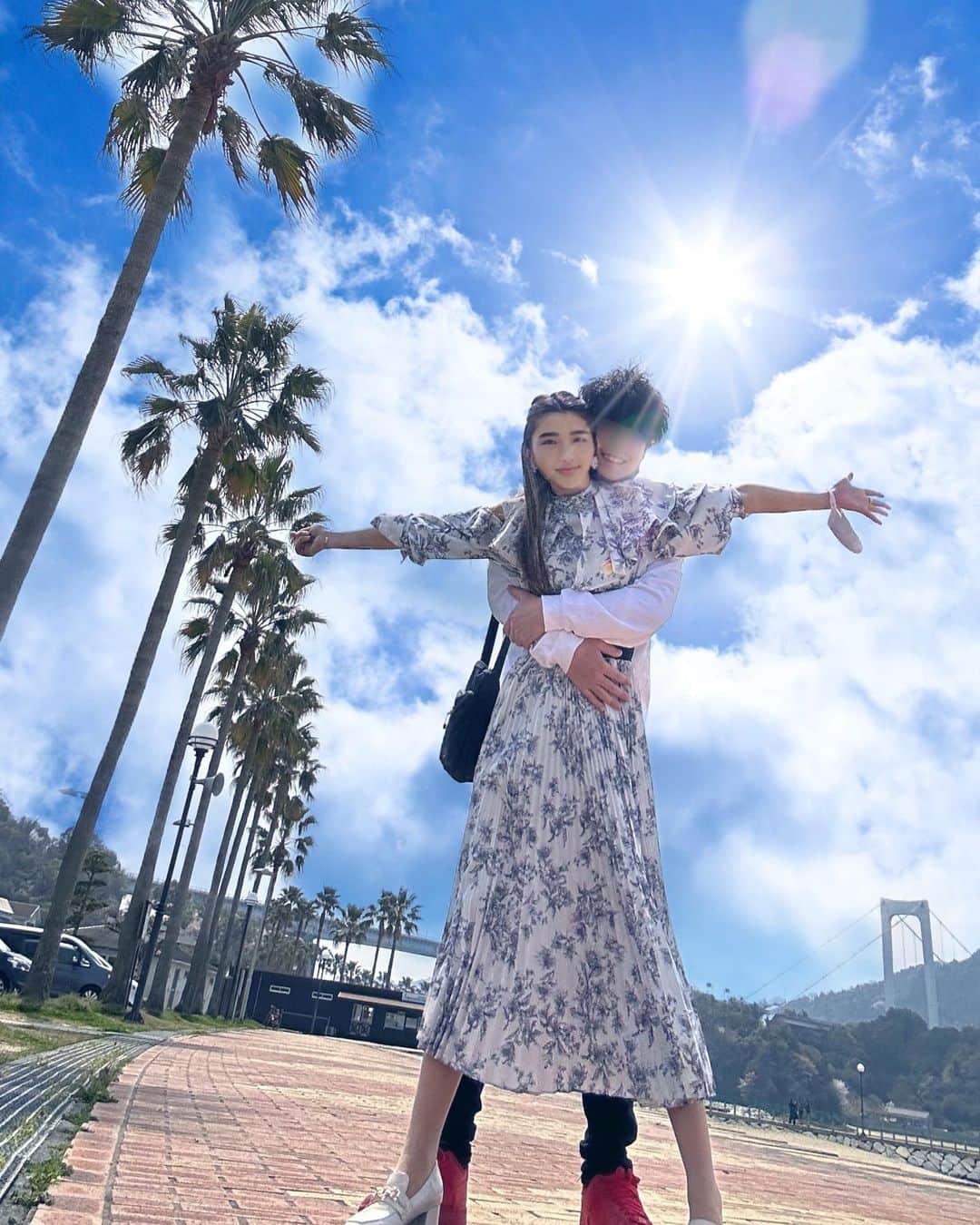 マキろんのインスタグラム：「お互いの長所より ダメなところをむしろ愛する夫婦  すぐ感情的になる私を 落ち着かせる夫  すぐ拗ねる夫を 愛で包んでなだめる妻  びっくりするほど お互いが欠如してるところを 補える😂www  いつも夫のサポート力に 感謝が絶えません🙇‍♀️ ほんとにありがとう  自分が生きていく上で 課せられた課題を クリアできますように、、、  いつも見守ってくださる 皆様にも感謝致します🙇‍♀️  #短所が好き  #夫のサポート力が凄すぎる   ✨🕊❤️🤵💍👰❤️🕊✨  #夫婦 #令和のアラフィフ#山内智恵 #波動を上げる方法  #引き寄せの法則実践中」