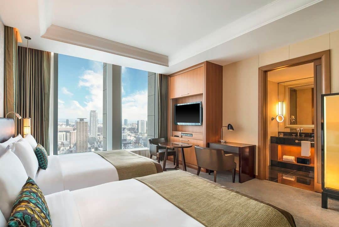 The St. Regis Osakaのインスタグラム：「Mariott Bonvoyメンバー様限定で、朝食＆5,000ボーナスポイントウェルカムアメニティ付きのスペシャルオファーをご用意しております。 大阪のベストアドレスで、優雅なくつろぎのひと時をご堪能ください。  Enjoy breakfast and 5,000 bonus points as your welcome amenity, an exclusive offer for Marriott Bonvoy Members. Experience an elegant and relaxing stay at the best address in Osaka.   #stregisosaka #セントレジスホテル大阪 #セントレジス大阪 #ホテルステイ #ステイケーション #大阪ホテル #本町ホテル」