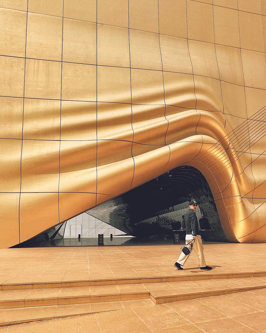 三浦大地さんのインスタグラム写真 - (三浦大地Instagram)「15年振りの韓国🇰🇷  アート、内装、建築を巡る旅。  #韓国 #korea #art #architecture #design」4月12日 16時55分 - daichi_1127
