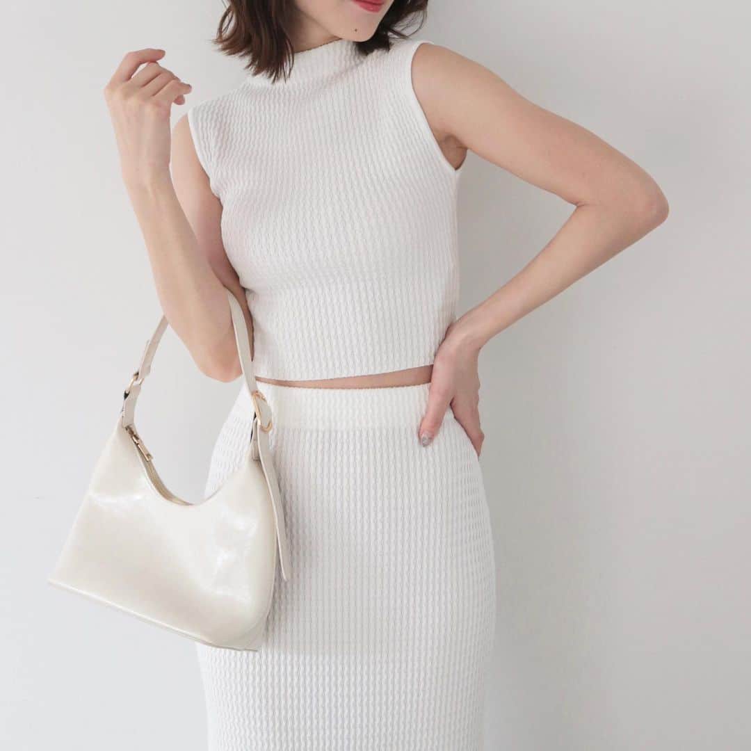 デュラスアンビエントのインスタグラム：「#リンクス柄ニットセットアップ <Off white, Orange, Blue, Dark navy> 【4/12(WED)20:00-】  リラクシーなサマースタイルを叶える、セットアップが登場。  凹凸感のある編み地で、サラッと軽やかでありながら立体感のある表面に仕上げました。  存在感のあるニットだからこそ、ワントーンのシンプルさがグッと引き立ちます。  人気のボトルネック×ノースリーブのトップスはコンパクトに、対するスカートは裾に向かって広がるシルエットで、王道のフィット＆フレアを実現。  セットではもちろん、個々でのコーディネートも楽しめる着回し力抜群のアイテムです。  ＿＿＿＿＿＿＿＿＿＿＿ ✔︎ @ambient_styling #AMBIENT #ambient_official #ambientstyle #アンビエント」