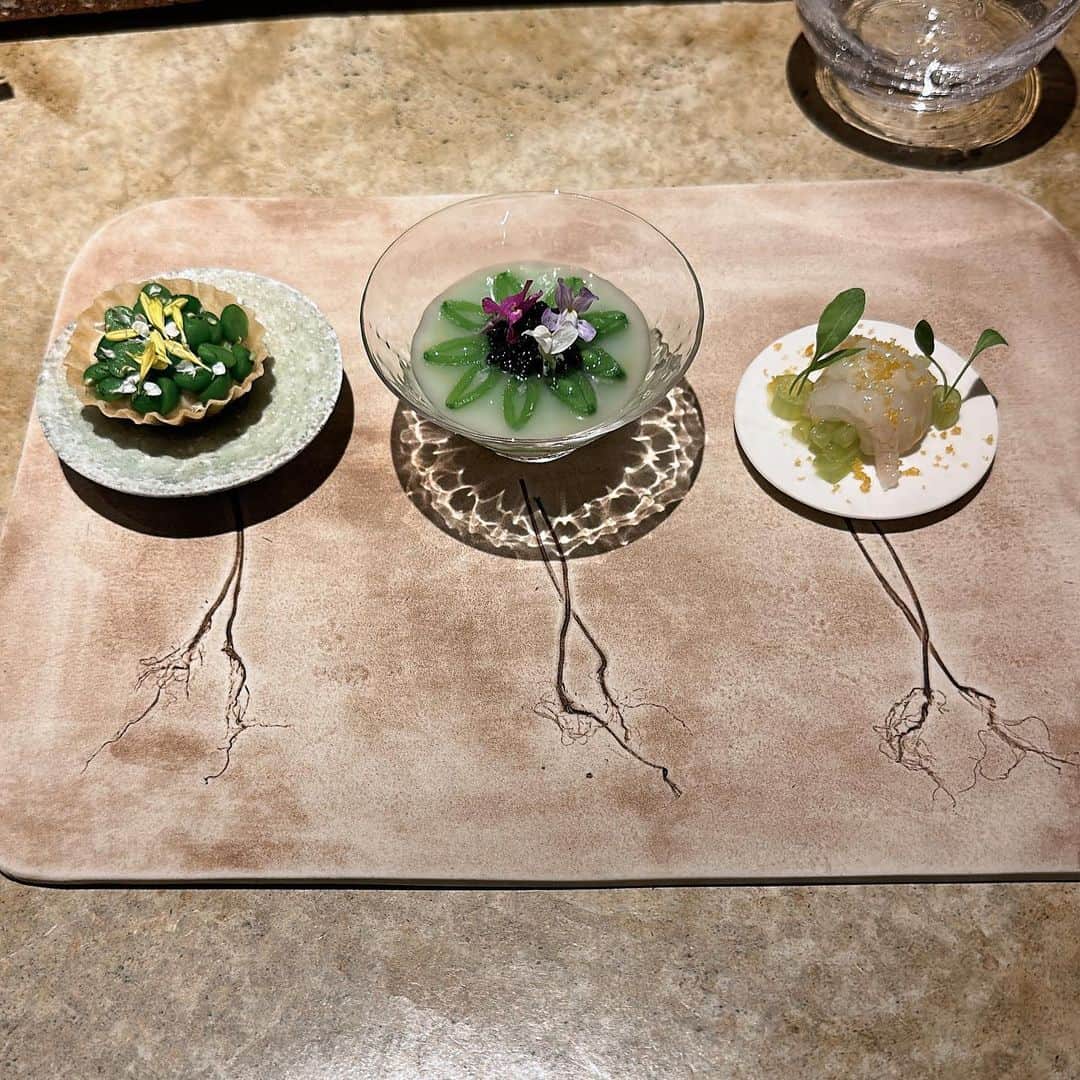 山岸久朗さんのインスタグラム写真 - (山岸久朗Instagram)「定期訪問したい神戸フレンチ「アントルヌー」 @entre_nous.jp   4月のテーマは「新緑」…鮑とアスパラうまー(　ﾟдﾟ)❣️合う❣️  ワインペアリングは1皿2杯ずつ😂多い時は1皿3杯😂千鳥足で帰りましたとさ。おしまい。  #アントルヌー #entrenous  #新緑 #新緑の季節  #新緑が綺麗  #freshgreens  #三宮 #三ノ宮 #三宮グルメ  #三宮ディナー #三宮フレンチ #三宮レストラン #三宮デート #kobejapan  #sannomiya #kobewine」4月12日 16時58分 - yamaben