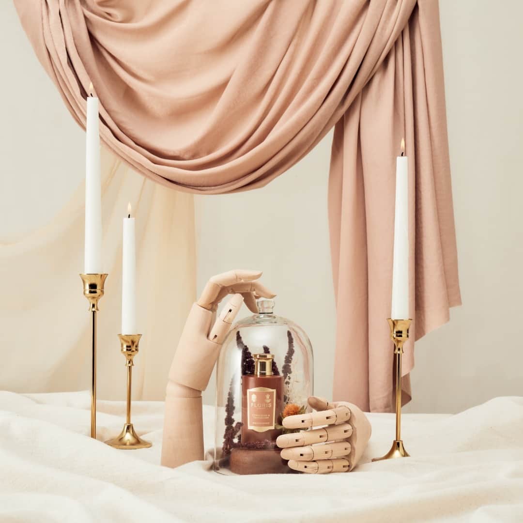 フローリスのインスタグラム：「A rich fragrance with a juicy cocktail of orange and tangerine, infused with cinnamon, clove and nutmeg. The warmth of this rich spice blend is finished with a dusting of crushed black peppers, with a base comprising of sweet vanilla enriched with amber, sandalwood, patchouli and a ton of brandy to warm the heart.  Let the Cinnamon and Tangerine Collection transport you to an exotic world of excitement and delight. Shop now online and in-store.  #FlorisHome #HomeScent #RoomFragrance」