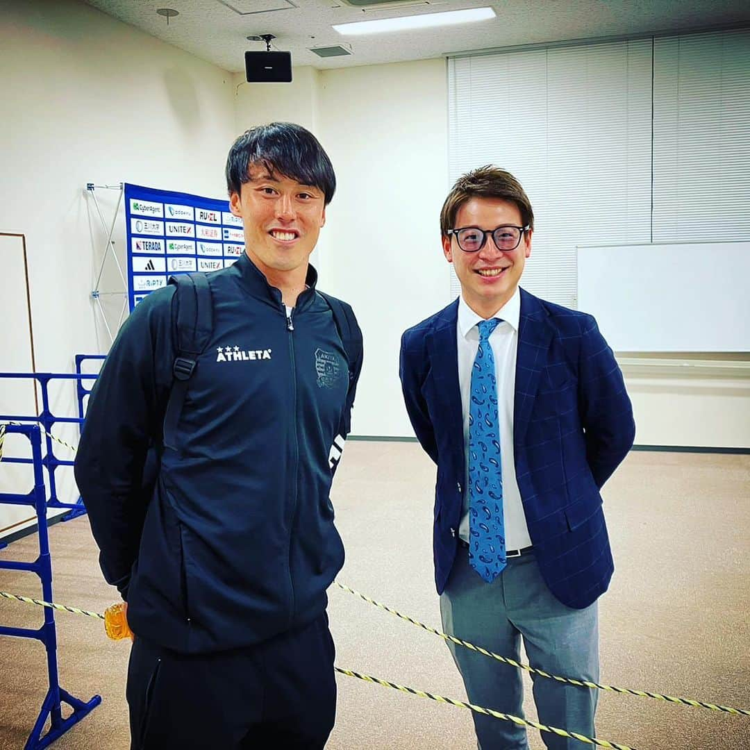 小松正英のインスタグラム：「. ブラウブリッツ秋田 青木 翔大 選手  Jリーグ実況デビューとなった試合の後 久しぶりに再開することが出来ました。  群馬時代から何度も取材し、年も同じ90年世代です。  ロングシュートのシーンについて 「仕方ないです。 しっかりとゴールネットを揺らせなかった 僕の実力不足です」  青木選手のベクトルはあくまで自分自身に向いていました。  その後、青木選手のSNS、クラブの公式声明でも 「試合に関わる全ての人が 批判されるべきではありません」とありました。  私も同じ気持ちです。  1実況者として、サッカーを愛する者として、 Jリーグに関わる全ての方達へリスペクトを忘れることなく 放送、実況に努めて参ります。  引き続き宜しくお願い致します。 . . #ブラウブリッツ秋田 #青木翔大 選手」