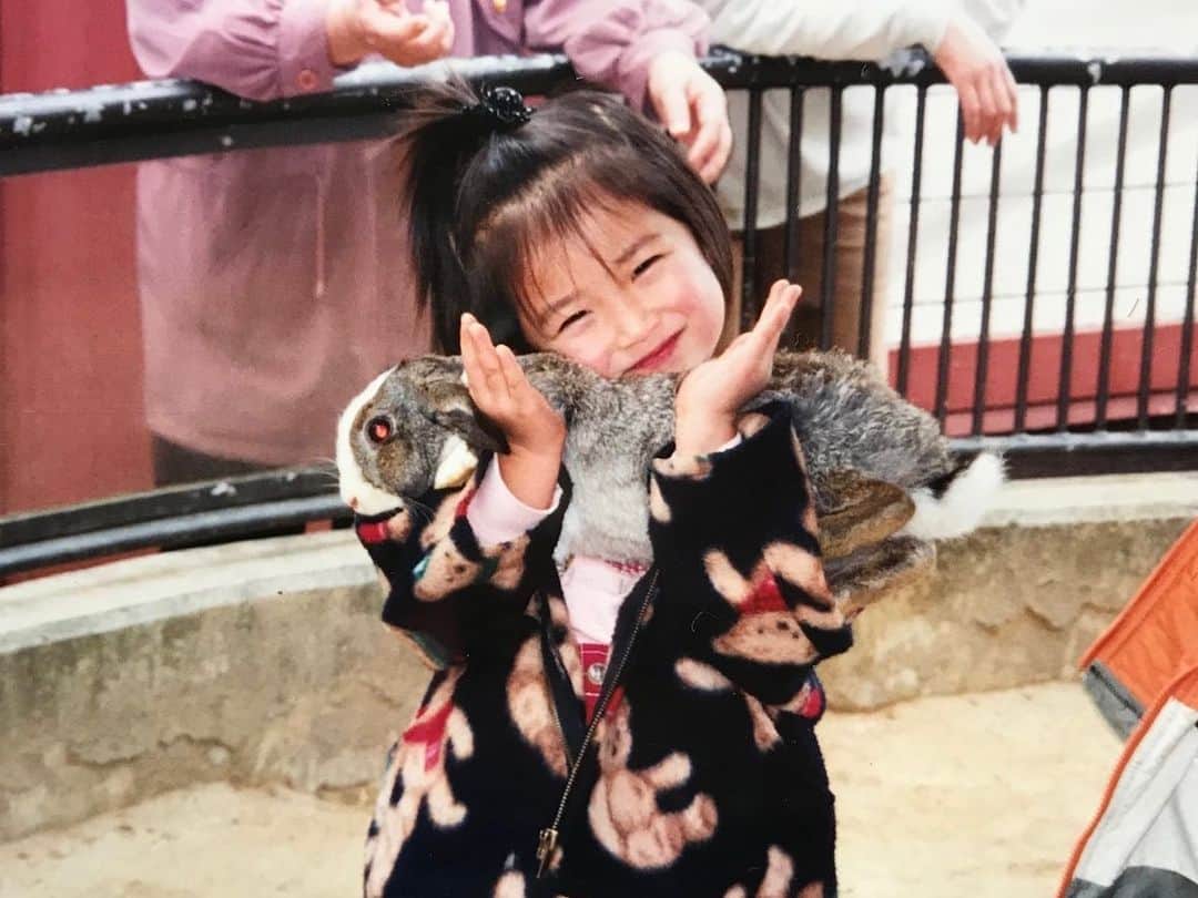 益田恵梨菜さんのインスタグラム写真 - (益田恵梨菜Instagram)「. 今年も無事、誕生日を迎えることができて 今日で28歳になりました💐 . "８"どうやろうかなぁ〜て思いつかなかったけど 漢字はどう？と配信で提案して頂いたので今年は漢字ver.です✌︎✌︎✌︎ . 28歳かぁ、28歳なんだって どんどん30歳が近づいて来ております！ ひゃー、あっという間すぎてびっくり😮 . 28年の間で色んな出会いがあって 大切なもの、大好きなものがどんどん増えていって 色んな人からの温かさを感じることが出来る そんな贅沢な人生を過ごせています𓂃 𓈒𓏸 . 本当にね、感謝でしかない . 自分の性格だったり、生き方だったりって もちろん完璧なわけがないし なんならたまに否定したくなっちゃう時もあるけど 大好きな人たちのおかげで 一瞬にして自分の人生が大好きに変わるんだよね たくさんの大好きのおかげで今の私があります 本当にね、幸せです。ありがとう。 . 生きていく中で"柔軟性"ってすんごい大切だと思う 変化をしていくことも、受け入れていくことも本当に大切だけど "変わらない"こともあってもいいと思うし、私は大切にしたくて 私が思う私らしさはこれからも大切にしていきたいなぁっと 28歳、益田、変わらずなかなか頑固です...笑 . 私の嬉しいを一緒の"嬉しい"で受け取ってくださる方が たくさんいることも本当に幸せで そんな嬉しいをたくさん共有できる1年にしたいなぁ𓂃 𓈒𓏸 . 毎年同じこと言ってるけど たくさんの人たちのおかげで28歳もきっと幸せです！ 28歳になった益田恵梨菜もどうぞよろしくお願いします◡̈* . #益田28歳になったってよ #長くなっちゃったね #誕生日は長文が許されるって聞いてる #笑 #いつも本当にありがとうございます #25年くらい前の写真もぺたり #笑」4月12日 17時04分 - erina_msd