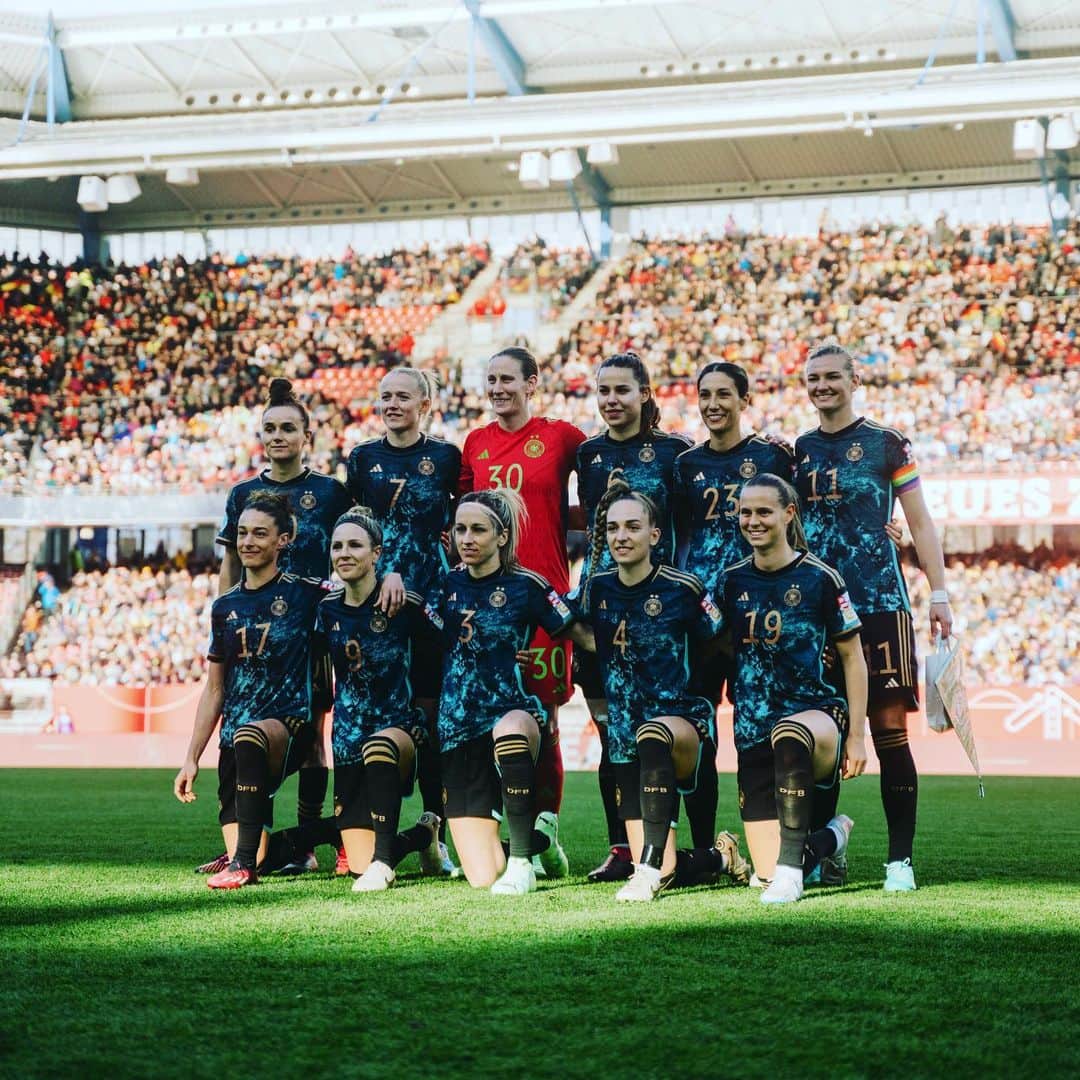 Lina Magullのインスタグラム：「Danke für eine tolle Kulisse in Nürnberg! 🇩🇪 & dicken Applaus für die wahre Nummer 10 @10maro10 🫶  Wir haben noch etwas Arbeit vor uns, aber die Zeit vor der WM werden wir nutzen!  #staypositive」