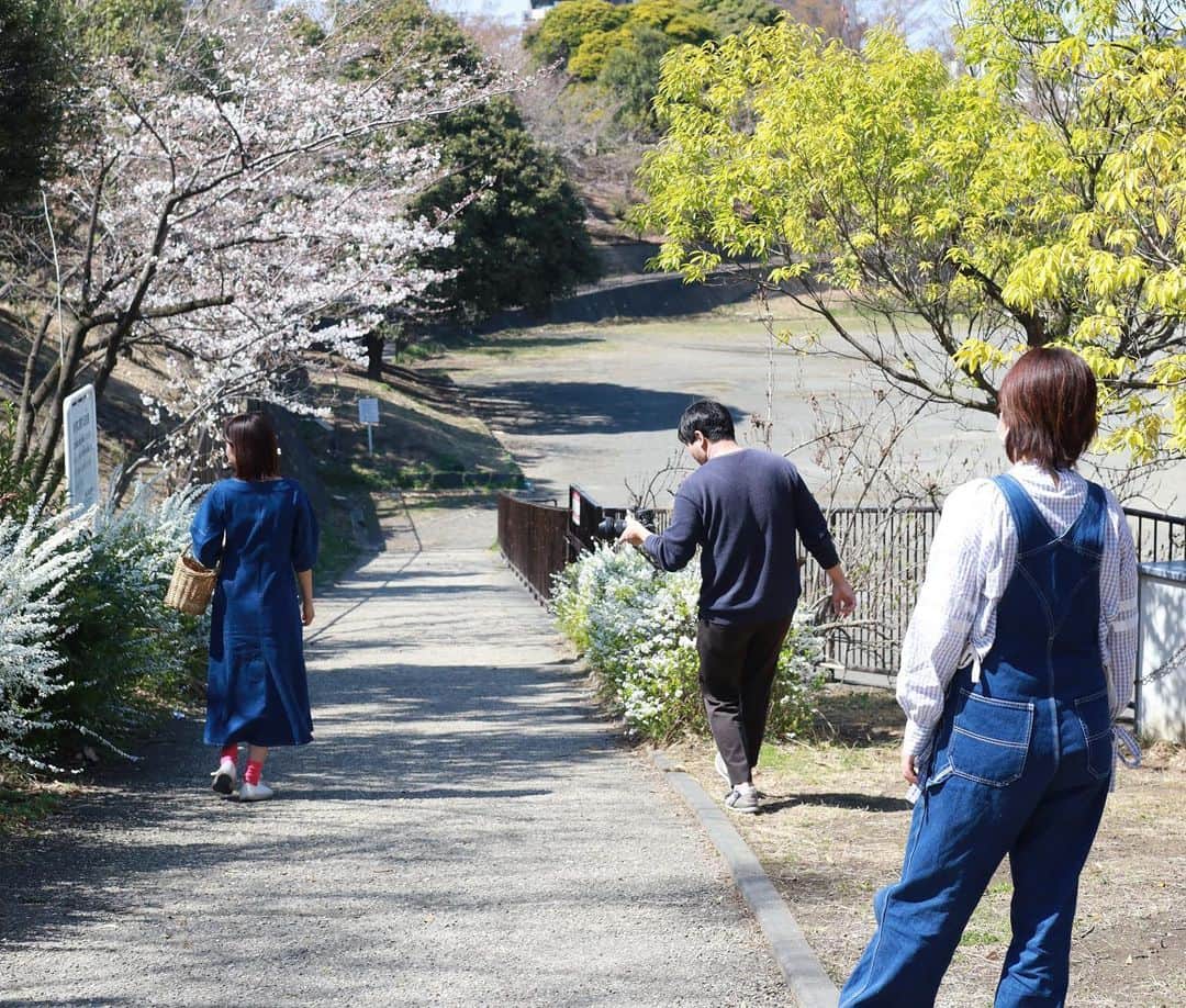 NEXTWEEKENDさんのインスタグラム写真 - (NEXTWEEKENDInstagram)「【NEXTWEEKEND編集部の撮影後記】 ⁡ こんにちは。 NEXTWEEKENDコンテンツプランナーのやすよ( @yasuyo.hrm )です。 ⁡ 毎月1日に配信している、季節の楽しみと小さな工夫のヒントをお届けする動画シリーズWeekend Film。 ⁡ 動画に込めた私たちの想いと、撮影の裏側をお届け致します🤝 ⁡ ーーーーーーーーー 4月テーマ 「始めたかったこと #今日の芽吹き 」 ーーーーーーーーー ⁡ お気づきかもしれませんが、今月の動画は弊社社員が出演しました🌱 ⁡ 季節の小さな変化や、新しい自分の野心に気づける「ピクニック」という過ごし方を、気持ちよく楽しく伝えたい！  今月4月1日＆2日に開催した @the.picnicday に合わせて、COMMON FIELDでこんなふうに過ごしてくれたら嬉しいな、を動画に収めていきました。 ⁡ そして、春といえば！な目線も意識。 桜、春服、スニーカー、アイスコーヒーを選ぶ喜び… 「そうそう！」と頷きたくなる春の過ごし方を、私たちなりに詰め込んでみました。 ⁡ 動画を観ながら、小さな芽を育てていくように、少しずつ叶えたかった野心を膨らませていただけたら嬉しいです。 ⁡ 春の陽気を目一杯楽しめる1ヶ月になりますように。 ⁡ ⁡ ⁡ 2枚目：冒頭で登場したのは、雑誌NEXTWEEKEND創刊号！私たちの原点です。 3枚目：自分目線で動画を観ていただくために、モデルにカメラを持ってもらうシーンも 4枚目：並走するカメラマンと、春っていいなあ…と見守るプランナー 5枚目：社員と撮影したNGショット後の一コマ 6枚目：子どもたちにも協力してもらいました！GOOD JOB！ 7枚目：演技指導を受ける営業こまみ 8枚目：シャボン玉はプランナーが奮闘。実は少しコツがいるのです 9枚目： @gartencoffee_commonfield のピクニックセット！オリジナルマットがとにかく可愛いんです ⁡ ⁡ 来月のWeekend Filmもどうぞお楽しみに。 最後まで読んでいただき、ありがとうございました。 ⁡ Special Thanks @gartencoffee_commonfield  Illustrator @shogosekine0319」4月12日 17時08分 - nextweekend_jp