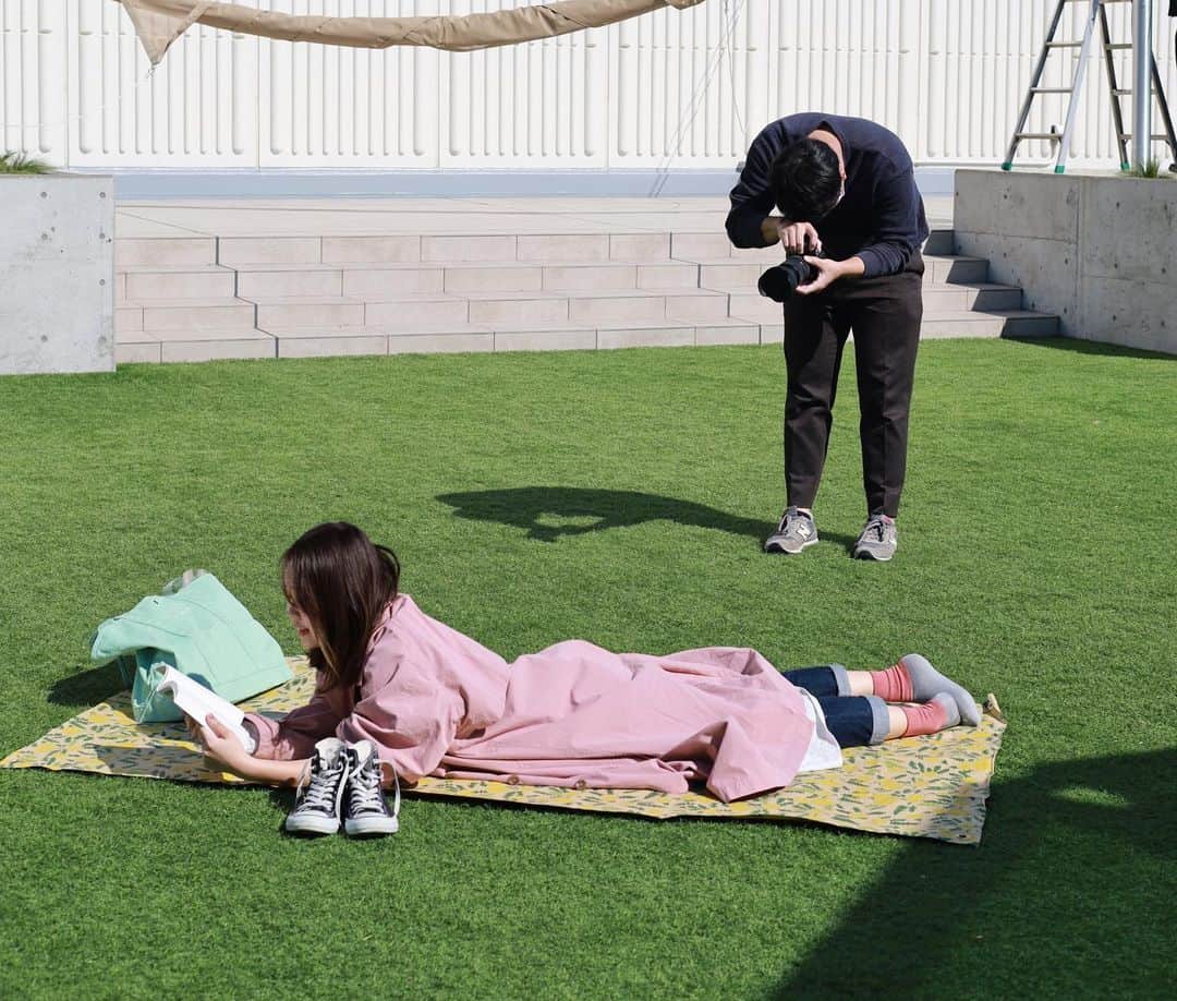 NEXTWEEKENDさんのインスタグラム写真 - (NEXTWEEKENDInstagram)「【NEXTWEEKEND編集部の撮影後記】 ⁡ こんにちは。 NEXTWEEKENDコンテンツプランナーのやすよ( @yasuyo.hrm )です。 ⁡ 毎月1日に配信している、季節の楽しみと小さな工夫のヒントをお届けする動画シリーズWeekend Film。 ⁡ 動画に込めた私たちの想いと、撮影の裏側をお届け致します🤝 ⁡ ーーーーーーーーー 4月テーマ 「始めたかったこと #今日の芽吹き 」 ーーーーーーーーー ⁡ お気づきかもしれませんが、今月の動画は弊社社員が出演しました🌱 ⁡ 季節の小さな変化や、新しい自分の野心に気づける「ピクニック」という過ごし方を、気持ちよく楽しく伝えたい！  今月4月1日＆2日に開催した @the.picnicday に合わせて、COMMON FIELDでこんなふうに過ごしてくれたら嬉しいな、を動画に収めていきました。 ⁡ そして、春といえば！な目線も意識。 桜、春服、スニーカー、アイスコーヒーを選ぶ喜び… 「そうそう！」と頷きたくなる春の過ごし方を、私たちなりに詰め込んでみました。 ⁡ 動画を観ながら、小さな芽を育てていくように、少しずつ叶えたかった野心を膨らませていただけたら嬉しいです。 ⁡ 春の陽気を目一杯楽しめる1ヶ月になりますように。 ⁡ ⁡ ⁡ 2枚目：冒頭で登場したのは、雑誌NEXTWEEKEND創刊号！私たちの原点です。 3枚目：自分目線で動画を観ていただくために、モデルにカメラを持ってもらうシーンも 4枚目：並走するカメラマンと、春っていいなあ…と見守るプランナー 5枚目：社員と撮影したNGショット後の一コマ 6枚目：子どもたちにも協力してもらいました！GOOD JOB！ 7枚目：演技指導を受ける営業こまみ 8枚目：シャボン玉はプランナーが奮闘。実は少しコツがいるのです 9枚目： @gartencoffee_commonfield のピクニックセット！オリジナルマットがとにかく可愛いんです ⁡ ⁡ 来月のWeekend Filmもどうぞお楽しみに。 最後まで読んでいただき、ありがとうございました。 ⁡ Special Thanks @gartencoffee_commonfield  Illustrator @shogosekine0319」4月12日 17時08分 - nextweekend_jp