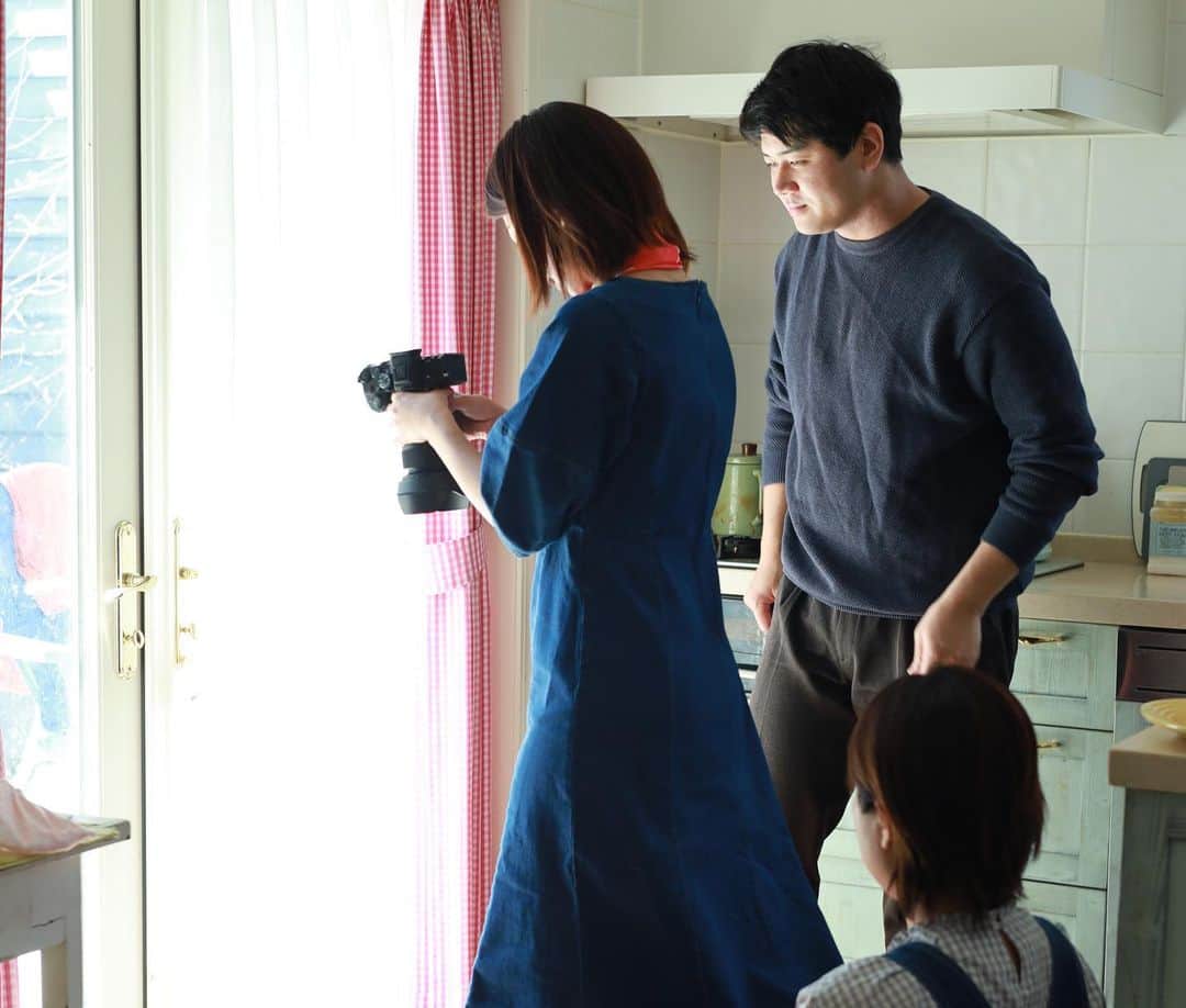 NEXTWEEKENDさんのインスタグラム写真 - (NEXTWEEKENDInstagram)「【NEXTWEEKEND編集部の撮影後記】 ⁡ こんにちは。 NEXTWEEKENDコンテンツプランナーのやすよ( @yasuyo.hrm )です。 ⁡ 毎月1日に配信している、季節の楽しみと小さな工夫のヒントをお届けする動画シリーズWeekend Film。 ⁡ 動画に込めた私たちの想いと、撮影の裏側をお届け致します🤝 ⁡ ーーーーーーーーー 4月テーマ 「始めたかったこと #今日の芽吹き 」 ーーーーーーーーー ⁡ お気づきかもしれませんが、今月の動画は弊社社員が出演しました🌱 ⁡ 季節の小さな変化や、新しい自分の野心に気づける「ピクニック」という過ごし方を、気持ちよく楽しく伝えたい！  今月4月1日＆2日に開催した @the.picnicday に合わせて、COMMON FIELDでこんなふうに過ごしてくれたら嬉しいな、を動画に収めていきました。 ⁡ そして、春といえば！な目線も意識。 桜、春服、スニーカー、アイスコーヒーを選ぶ喜び… 「そうそう！」と頷きたくなる春の過ごし方を、私たちなりに詰め込んでみました。 ⁡ 動画を観ながら、小さな芽を育てていくように、少しずつ叶えたかった野心を膨らませていただけたら嬉しいです。 ⁡ 春の陽気を目一杯楽しめる1ヶ月になりますように。 ⁡ ⁡ ⁡ 2枚目：冒頭で登場したのは、雑誌NEXTWEEKEND創刊号！私たちの原点です。 3枚目：自分目線で動画を観ていただくために、モデルにカメラを持ってもらうシーンも 4枚目：並走するカメラマンと、春っていいなあ…と見守るプランナー 5枚目：社員と撮影したNGショット後の一コマ 6枚目：子どもたちにも協力してもらいました！GOOD JOB！ 7枚目：演技指導を受ける営業こまみ 8枚目：シャボン玉はプランナーが奮闘。実は少しコツがいるのです 9枚目： @gartencoffee_commonfield のピクニックセット！オリジナルマットがとにかく可愛いんです ⁡ ⁡ 来月のWeekend Filmもどうぞお楽しみに。 最後まで読んでいただき、ありがとうございました。 ⁡ Special Thanks @gartencoffee_commonfield  Illustrator @shogosekine0319」4月12日 17時08分 - nextweekend_jp