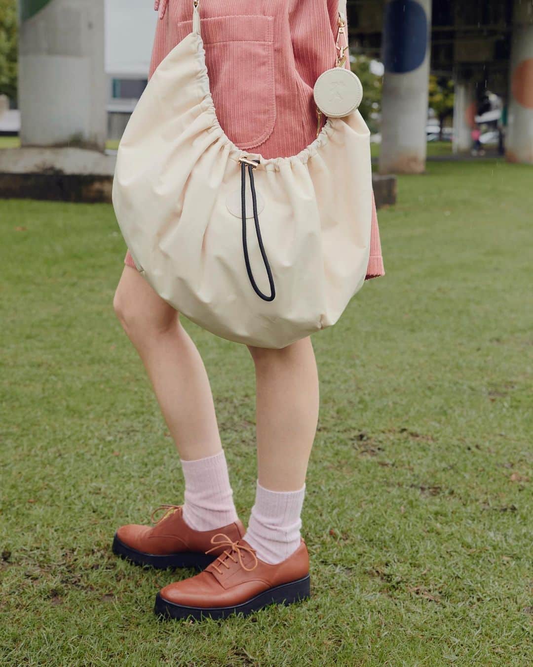 カレンウォーカーのインスタグラム：「Utilitarian design never looked so cool with the Runaway Large Gathered bag, an innovative construction that’s expandable in size making it the ideal day-to-overnight bag.   Available in Cream and Black.」
