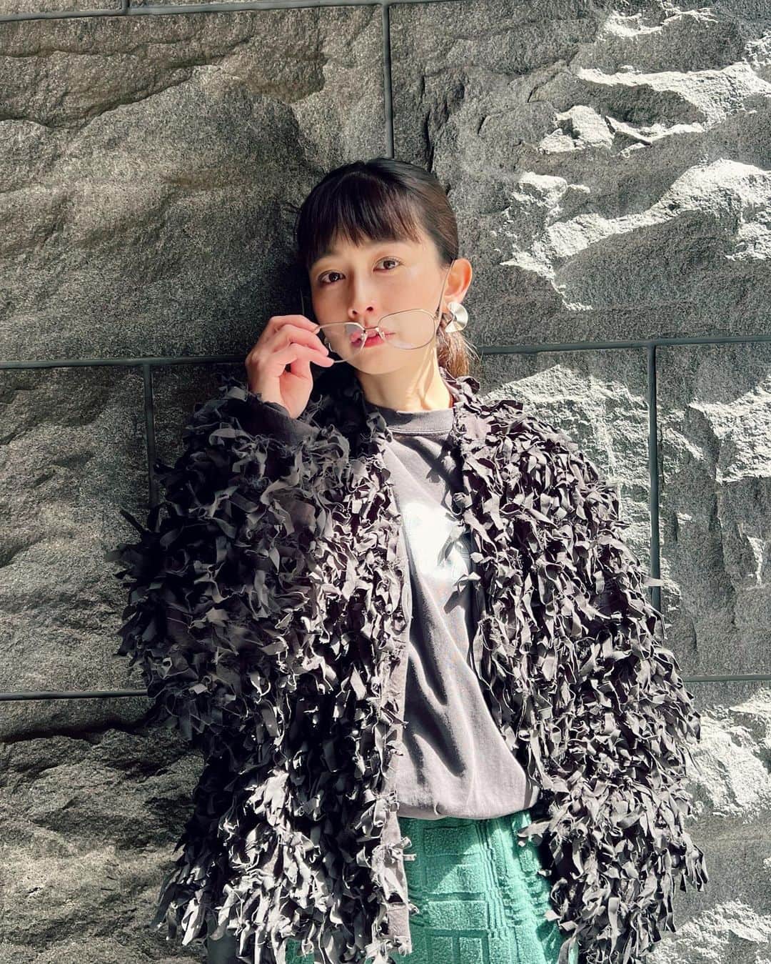 木野園子さんのインスタグラム写真 - (木野園子Instagram)「お出掛けしたり、春服が楽しい気候ですね🌈🌈🌈 カジュアルなコーデやシンプルなコーデにジュエリーをつけるだけで華やかになる。昔からずっとポイントになるジュエリーが大好きです💎  最近よくつけているカレワラのピアス✨ @kalevala_jp は  フィンランドのブランド🇫🇮で 女性によって創立され、歴代のCEOは女性が勤めていて女性や子どもたちをサポート・エンパワメントしている。シルバー、ゴールドのリサイクル素材を利用していたり、工房は風力・太陽光エネルギーを利用し、排水は工房内で浄化処理などサスティナブルなジュエリーづくりをしているブランド。 そんなブランドと美しくて大胆でユニークなデザインが魅力的です。  #kalevala #カレワラ  glasses @blanc_official   outer Tshirt @r.i.h.e.i   pants @6______roku」4月12日 17時10分 - kinosonoko
