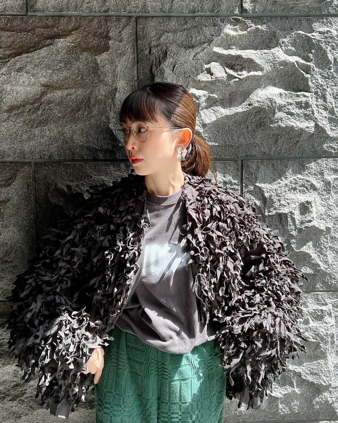 木野園子さんのインスタグラム写真 - (木野園子Instagram)「お出掛けしたり、春服が楽しい気候ですね🌈🌈🌈 カジュアルなコーデやシンプルなコーデにジュエリーをつけるだけで華やかになる。昔からずっとポイントになるジュエリーが大好きです💎  最近よくつけているカレワラのピアス✨ @kalevala_jp は  フィンランドのブランド🇫🇮で 女性によって創立され、歴代のCEOは女性が勤めていて女性や子どもたちをサポート・エンパワメントしている。シルバー、ゴールドのリサイクル素材を利用していたり、工房は風力・太陽光エネルギーを利用し、排水は工房内で浄化処理などサスティナブルなジュエリーづくりをしているブランド。 そんなブランドと美しくて大胆でユニークなデザインが魅力的です。  #kalevala #カレワラ  glasses @blanc_official   outer Tshirt @r.i.h.e.i   pants @6______roku」4月12日 17時10分 - kinosonoko
