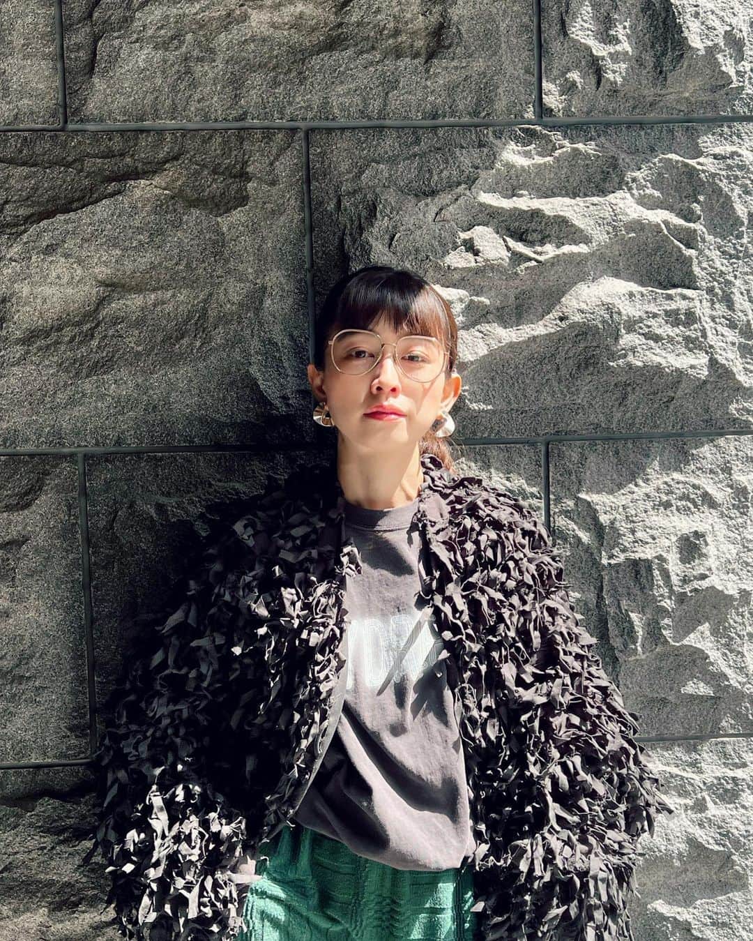 木野園子のインスタグラム：「お出掛けしたり、春服が楽しい気候ですね🌈🌈🌈 カジュアルなコーデやシンプルなコーデにジュエリーをつけるだけで華やかになる。昔からずっとポイントになるジュエリーが大好きです💎  最近よくつけているカレワラのピアス✨ @kalevala_jp は  フィンランドのブランド🇫🇮で 女性によって創立され、歴代のCEOは女性が勤めていて女性や子どもたちをサポート・エンパワメントしている。シルバー、ゴールドのリサイクル素材を利用していたり、工房は風力・太陽光エネルギーを利用し、排水は工房内で浄化処理などサスティナブルなジュエリーづくりをしているブランド。 そんなブランドと美しくて大胆でユニークなデザインが魅力的です。  #kalevala #カレワラ  glasses @blanc_official   outer Tshirt @r.i.h.e.i   pants @6______roku」