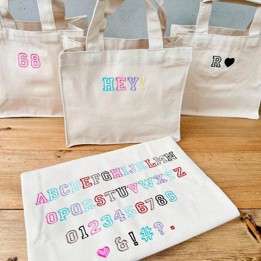 kazumi_rippleのインスタグラム：「・ ・　 rippleはじめてのorder受付🪡🧵💕 mini tote bagへの刺繍となります！ お好きな文字【5文字まで】 お好きな刺繍カラー をお選び頂くことができます🩷 ※お渡しまで1ヶ月ほどお時間頂きます。 ・ ・ 4月30日(sun)  10:00~16:00 @mybeachjp  📍江の島ヨットハーバー2F 3000円以上で💳のお支払いも可能です♡ ・ ・」