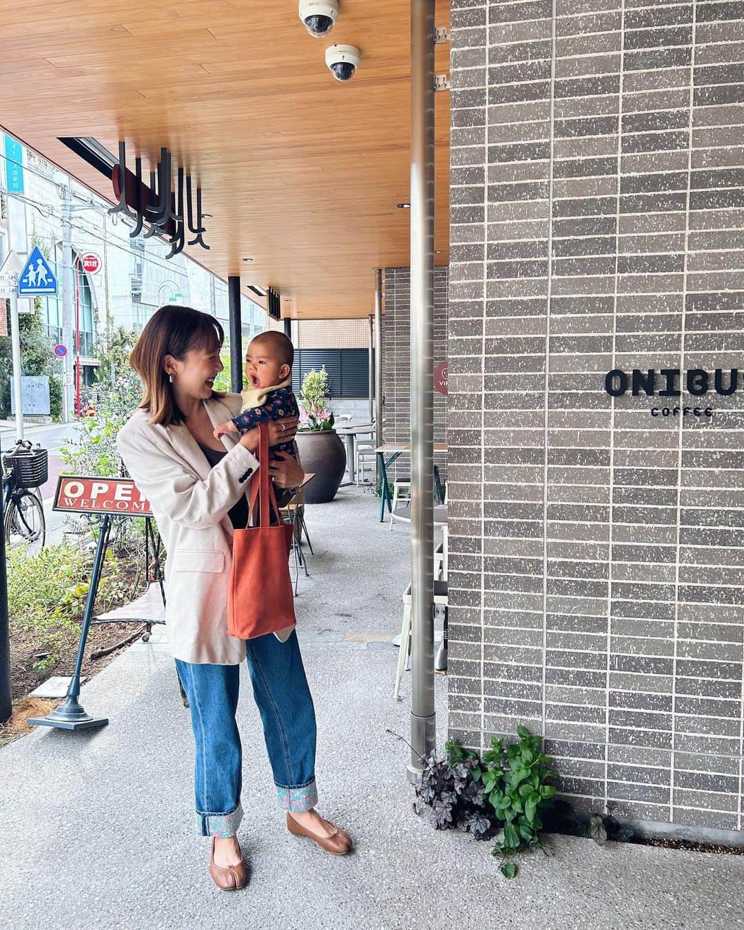 斎藤菜々子さんのインスタグラム写真 - (斎藤菜々子Instagram)「今日のあたしたち。👶🏼👩🏽 @onibuscoffee  自由が丘の @nextofficial  SALEやってて4着で¥3000ちょいだった🫶🏻 いいお買い物でした💕  . #自由が丘カフェ #__hana__」4月12日 17時20分 - nanacoco.7