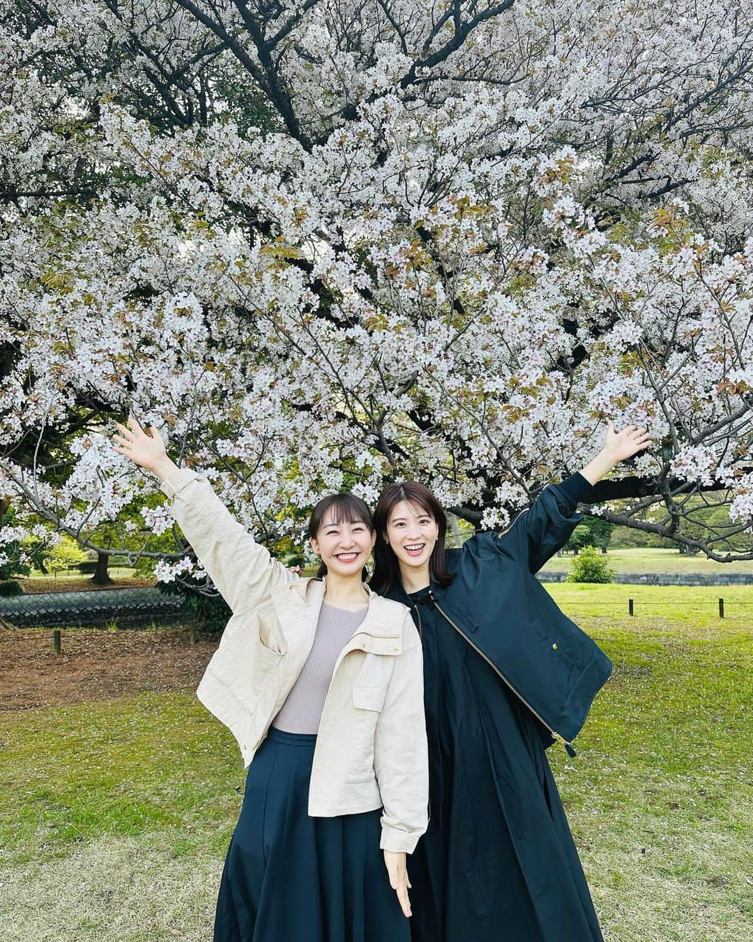 杉原凜さんのインスタグラム写真 - (杉原凜Instagram)「. 3月の終わりに郡司さんとお花見をしました🌸 もう葉桜になっていましたが、爽やかな緑が加わってそれもまた綺麗でした☺️☀️ 外国人観光客と撮りあいっこ📸」4月12日 17時16分 - sugihara_rin