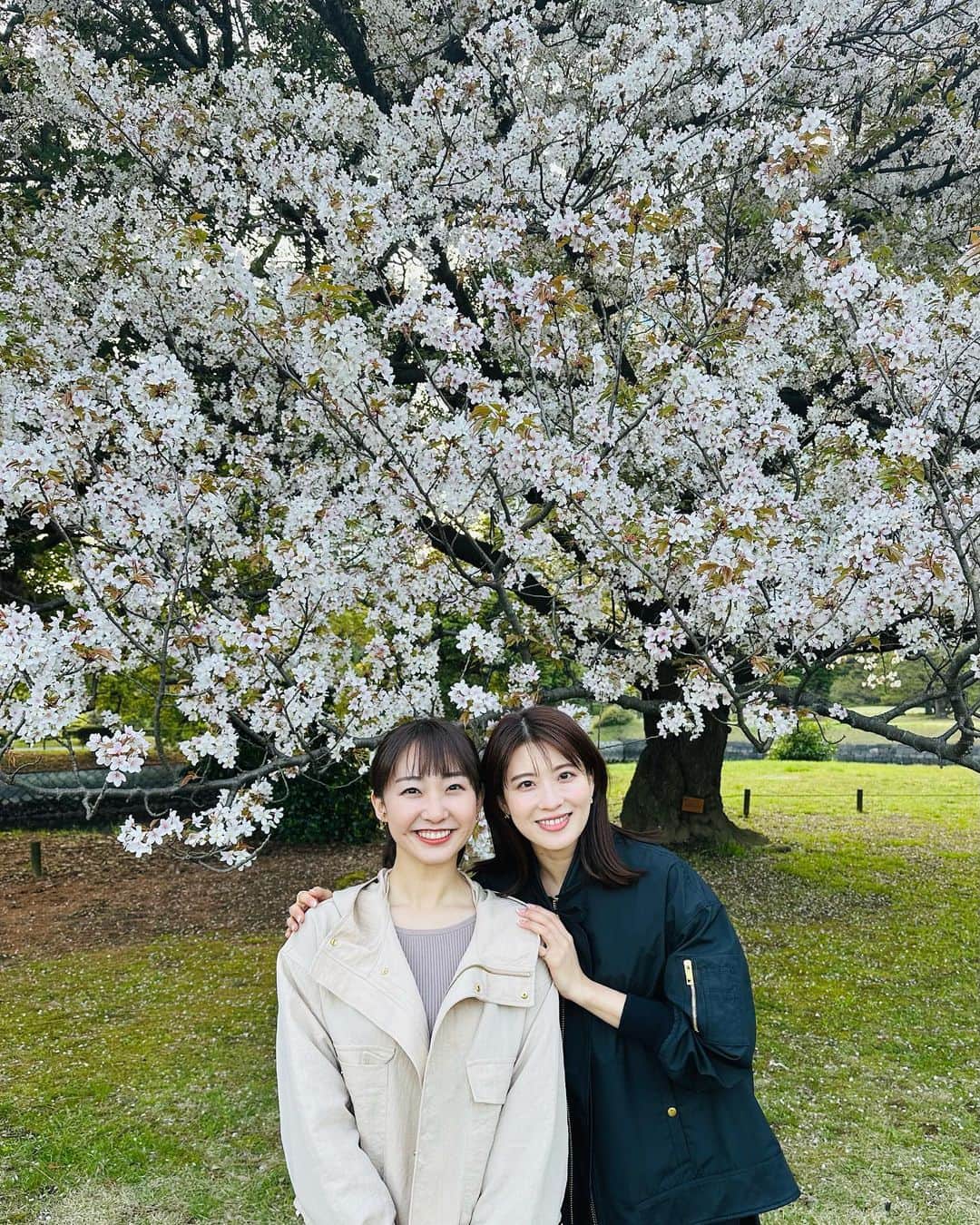 杉原凜のインスタグラム：「. 3月の終わりに郡司さんとお花見をしました🌸 もう葉桜になっていましたが、爽やかな緑が加わってそれもまた綺麗でした☺️☀️ 外国人観光客と撮りあいっこ📸」