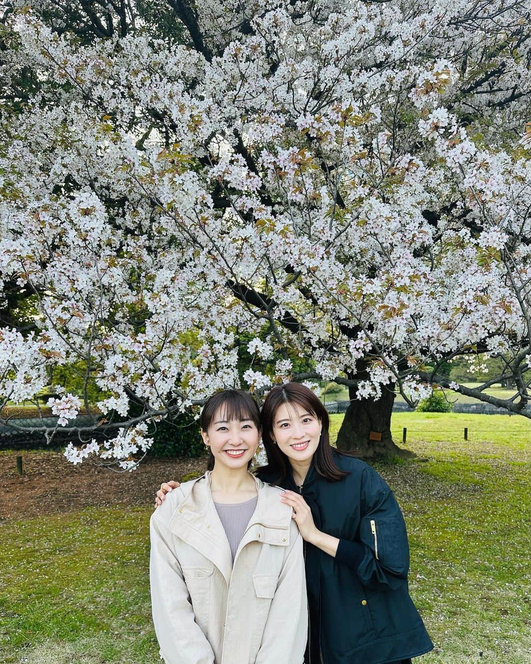 のインスタグラム：「. 3月の終わりに郡司さんとお花見をしました🌸 もう葉桜になっていましたが、爽やかな緑が加わってそれもまた綺麗でした☺️☀️ 外国人観光客と撮りあいっこ📸」