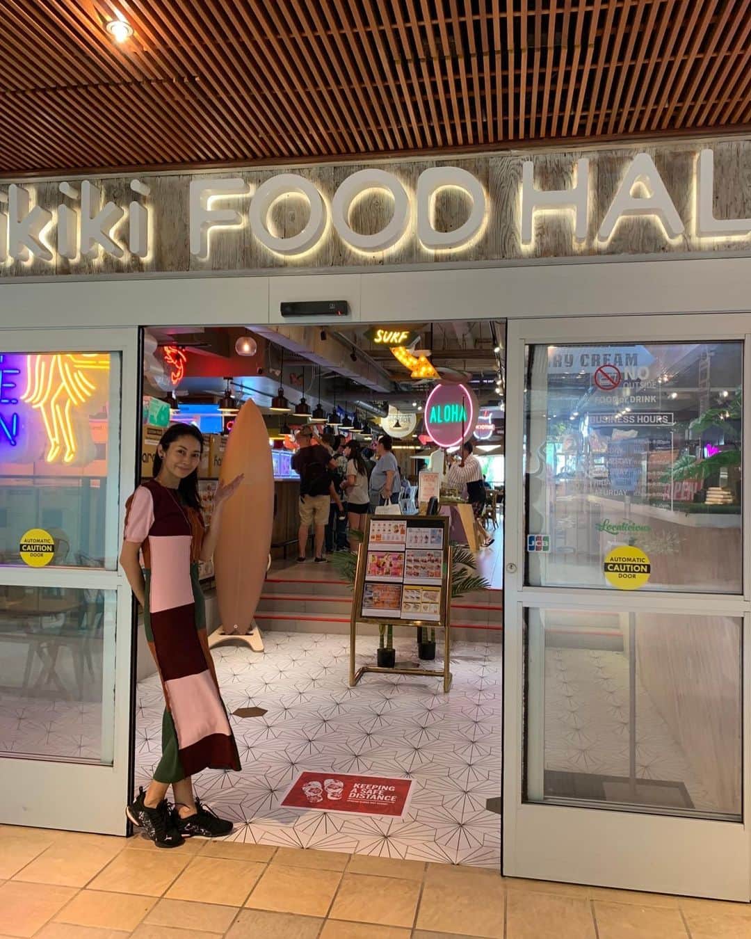 伊東美咲のインスタグラム：「広報を務めますRoyal Hawaiian Waikiki Food Hallも3周年を迎えました。お蔭様で11AMの開店から既にお客様で賑わっております。 チーズファクトリーすぐのエレベーターを上がって3階になります。 ビーチやプール後にカジュアルに来れるのも嬉しいですね。  #ロイヤルハワイアンセンター #Hawaii #RoyalhawaiianWaikikifoodhall #MeatalyBoys #ワイキキ」