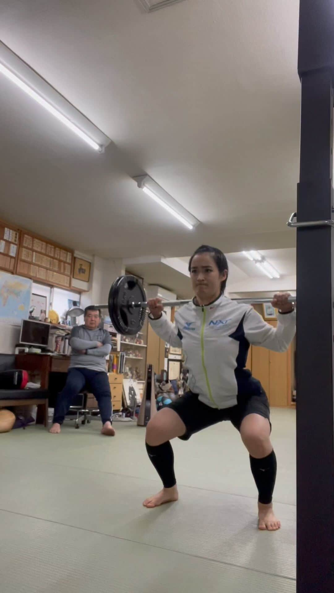 清水希容のインスタグラム：「training💪  Together with Mabuni sensei😂  #training#squat#snatch#weight#up #空手#トレーニング#養秀館本部道場」