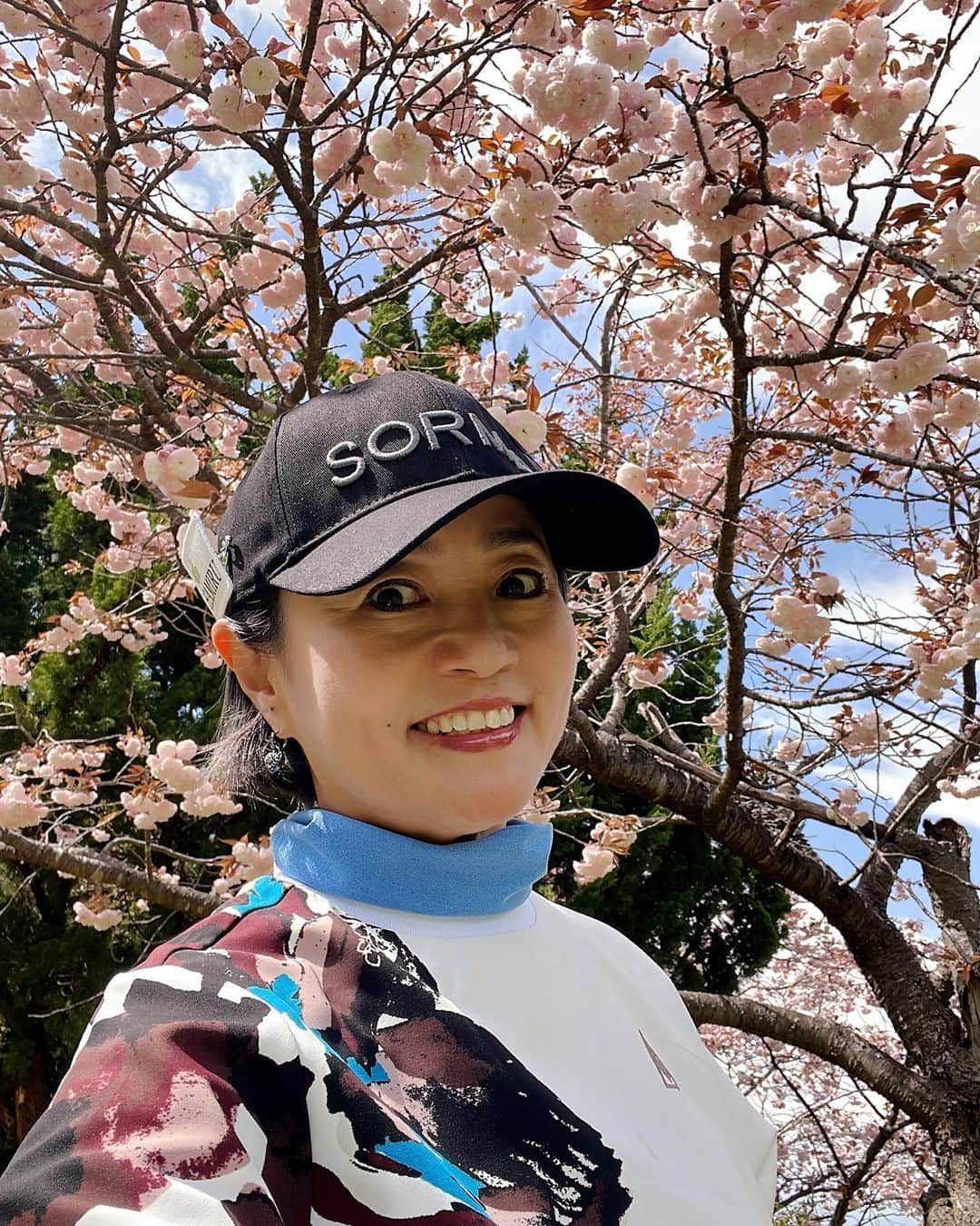 橋本志穂さんのインスタグラム写真 - (橋本志穂Instagram)「先日の静岡ゴルフ  富嶽カントリーは 桜と富士山のコラボが 美しいのですが 流石にソメイヨシノはほぼ散ってました😭 遠くから見たらまだうっすら、、、😄 八重桜は満開でしたし ツツジも咲き始めてて 花咲か爺さん気分でした🥰  なによりも富士山が いつもドーン🗻  もうそれだけで 気分サイコーなのは 日本人のDNAでしょうか〜。 午後は隠れるって言われてたけど ずーっと、見守ってくれてたおかげで、92でホールアウト‼️ 十分ですっ♫ 富士山、ありがとー！ 富士山のパワーで 夫を手のひらに乗せることもできるようになりました〜❣️  富士山マジック‼️  #富士山 #富嶽カントリークラブ  #ルコック #ゴルフ #ゴルフ女子」4月12日 17時29分 - shihohashimoto3