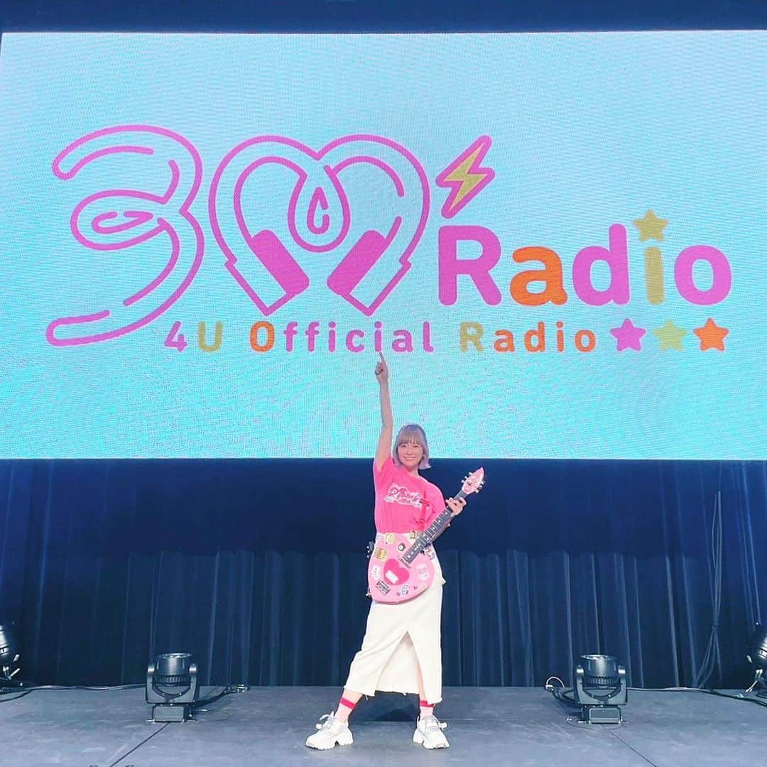 山下まみのインスタグラム：「3Mラジオ(仮)がなんと！ 公式化！！！！ (仮)が取れました🎉🎉🎉🎉🎉  何年越しだ？ 3人でタコパしてる時に盛り上がって勝手に始めたあの日から…まさか公式化するなんて！！！  最高のサプライズです。  それもこれもみんなの熱い要望あってこそ。また一つ夢を叶えさせてくれてありがとう🎀  さあさあ、4人目のメンバーたち！ お便り大募集中です🌸  びっくりするような面白いことやりましょう🎀🐊🍿  …実現するかは別として何やりたい？📩  #ナナシス #t7s #4U広め隊」